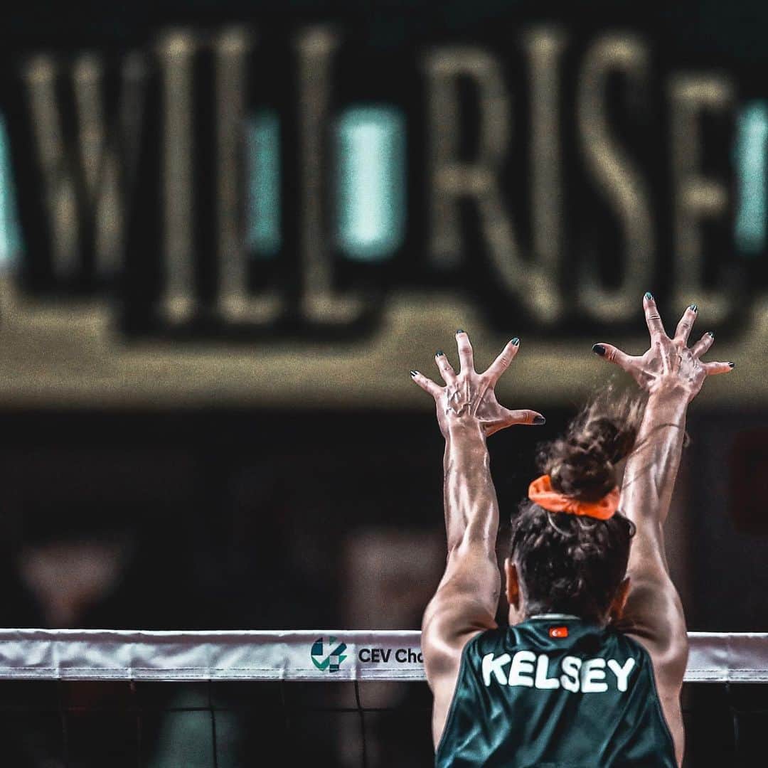 のインスタグラム：「Will rise 💙💛 . . . 📸 @studiokalopsia」