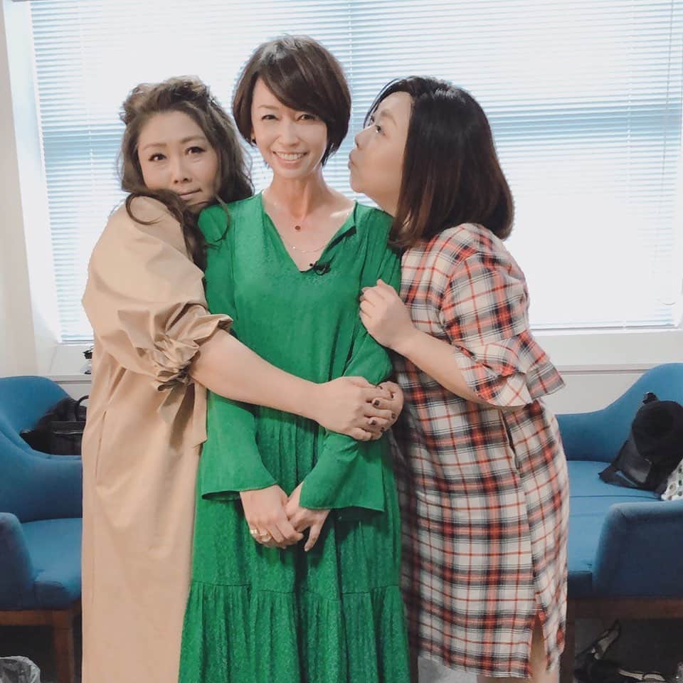 のインスタグラム：「今日は『やすとも・友近のキメツケ』のゲストで大阪へ。 なんだか笑えるこのポージング。 2人に会うとホッとする。 っていうか、このおすまし顔…🤣」