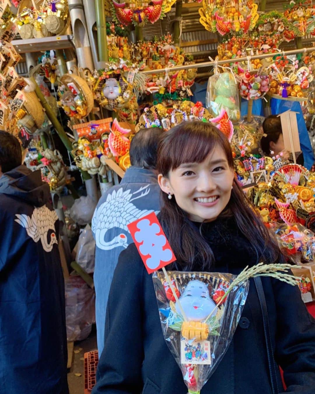のインスタグラム：「ー⛩🌾 3度目の酉の市。 初めてお昼に行きました☀︎晴れて良かった！ １年間見守ってくれた熊手に別れを告げて 同じお店で昨年より少しだけ大きいものを選びました。 毎日玄関で見送って、 帰りを迎えてくれるこの存在は いつの間にか私の中で大きな支えになっていました。 また１年よろしくね( ᵕ·̮ᵕ ) . –––––––––––––––––––––––––––––––––––––———— #バレエ #バレエスタジオ #バレエ教室 #バレエダンサー #バレエ講師 #酉の市 #大酉祭 #花園神社 #熊手」