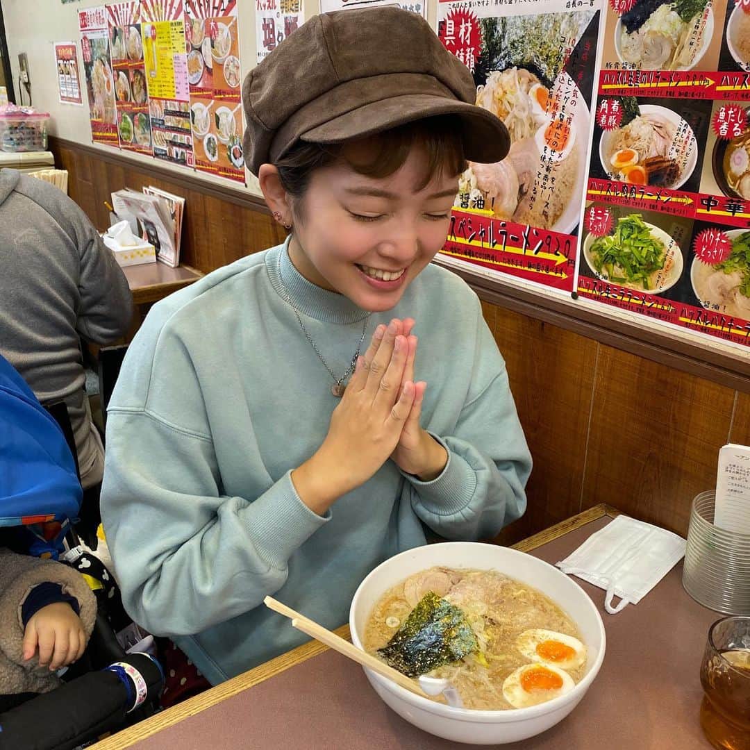伊藤澄花のインスタグラム：「一番好きな女優の真似💓  年1で食べるか食べないかのラーメンをお店に行って食べるという奇跡✨ めっちゃ美味しかった🥺家系最高かよ🥺 . .  #ラーメン #家系ラーメン #こってり #こってりラーメン #絶品 #ラーメン女子 #ご飯 #飯テロ #飯テログラム #女優の真似 #라면 #라면스타그램 #japanesefood #rahmen」