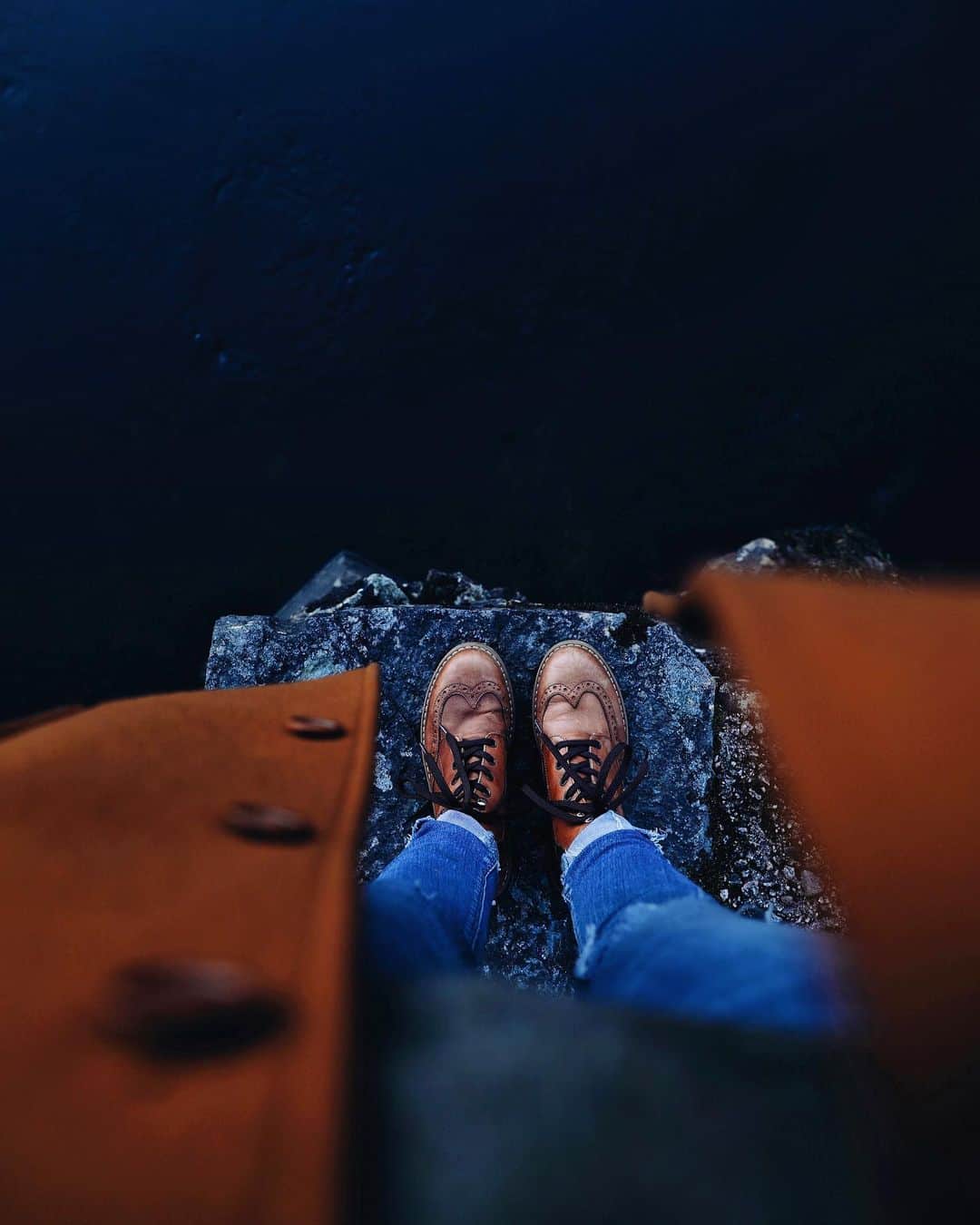 のインスタグラム：「Deep blue lake and autumnal tones 🍂💦 #fromwherelilystands #lilyinireland」