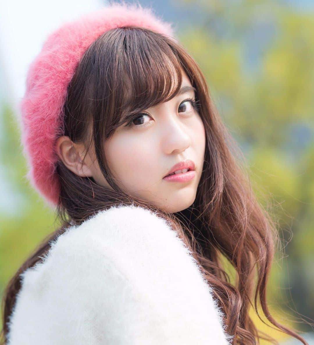 河村友歌のインスタグラム：「敵対心を持ってる顔？に見える。 #秋#ベレー帽#ふわふわコーデ#ポートレート」