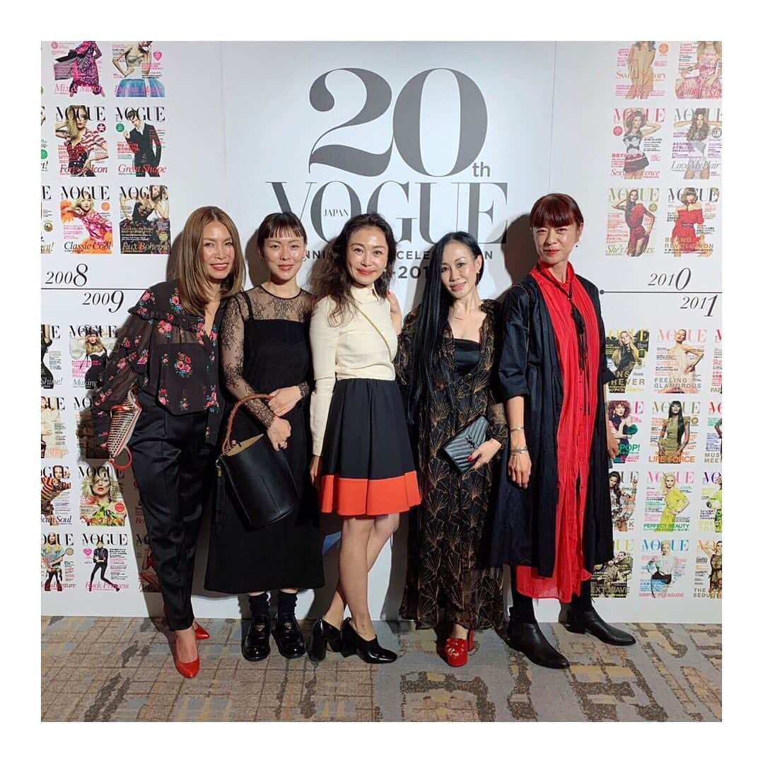 MICHIRUさんのインスタグラム写真 - (MICHIRUInstagram)「Congratulations on the 20th anniversary . VOGUE20周年おめでとうございます㊗️ VOGUEの歴史的カバーshootの前で編集の村松さんを囲んでパチリ。 ドレスコードはVOGUE red 💄 一度も着てなかったシルクの赤シャツワンピとCHANELディープレッドのリップ✨ パーティでは飲んでも食べても取れにくいものが便利。 .  @mikaamata  @shucohair  @takano_naoko  @kyoko_muramatsu . #vogue20 #vogue20周年」11月21日 0時51分 - barbiemichiru