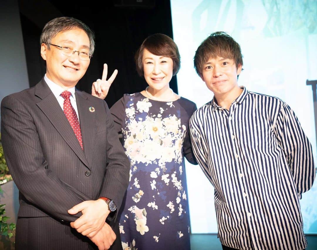 石田太志のインスタグラム：「I performed footbag at @finc_app. ・ 【小松成美さんの人成塾でパフォーマンス！】 先日はとても良くして頂いているノンフィクション作家の小松成美さん主宰の「人成塾」にてパフォーマンスを行わせて頂きました。 ・ 成美さんは知られていないこのフットバッグを少しでも多くの方に知って頂こうとお考え頂いたんだと思います。 とても大事な場でパフォーマンスの機会を与えてくださいました。 ・ そういった成美さんの優しさにいつも感謝しています。 ありがとうございました。 ・ 他にも多くの方々を繋ごうと明るく紹介なさっている姿を見て素晴らしいなと感じています。 ・ そして今回の講演の講師は渋沢栄一さんのご子孫にあたる渋澤健さんでした。(その話題が先行しがちですがご本人ご自身がすごい方です) ・ この先の未来について大いにお話頂きました。時にユーモアを交えながら落ち着いた口調にとても引き込まれました。 ・ そして成美さんの講演も素晴らしかったです。ラグビー日本代表についてお話頂きました。 ・ 僕は今回のワールドカップでハマったにわかファンだったので、成美さんの綿密な取材と洞察力でいつも「代表選手本人が話しているんじゃないか」と思えるほどに選手の心情を豊かに表現する姿に夢中になりました。 ・ また、お世話になっている方々にも久しぶりにお会いできてとても嬉しくなりました。 ありがとうございました。 ・ 今回も素晴らしい機会を頂きありがとうございました。 ここで出会った方とも、そしてこれを読んで頂いた方とも今後も良いお付き合いができればと思います😄 ・ #footbag #フットバッグ #サッカー #フットサル #石田太志 #taishiishida #soccer #follow #世界一 #worldchampion #パフォーマンス #performance #performer #instagramer #小松成美 #渋澤健 #人成塾 #講演 #講演会 #finc」