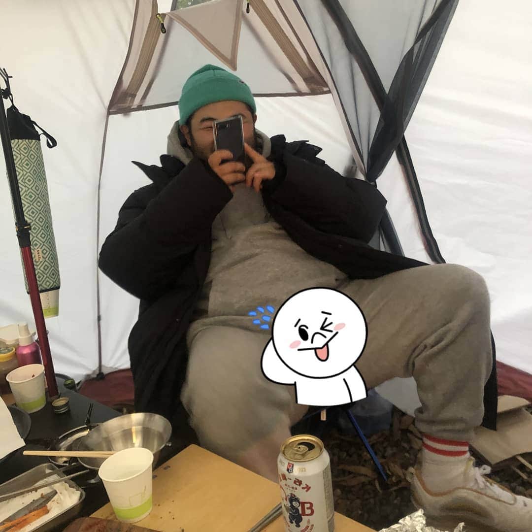 キム・ギバンのインスタグラム：「. 희바리의 쩍뻘남 대처하기.. 희바리 표정 찐이다.. . #희바라기방 #캠핑 #캠핑장진상남」