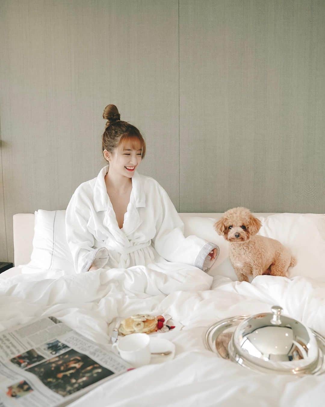 Giann Chanのインスタグラム：「My job is to keep water in your dish. Your job is to be happy on your birthday.  #Dogfriendlyhotel #1120 #2yearsold」