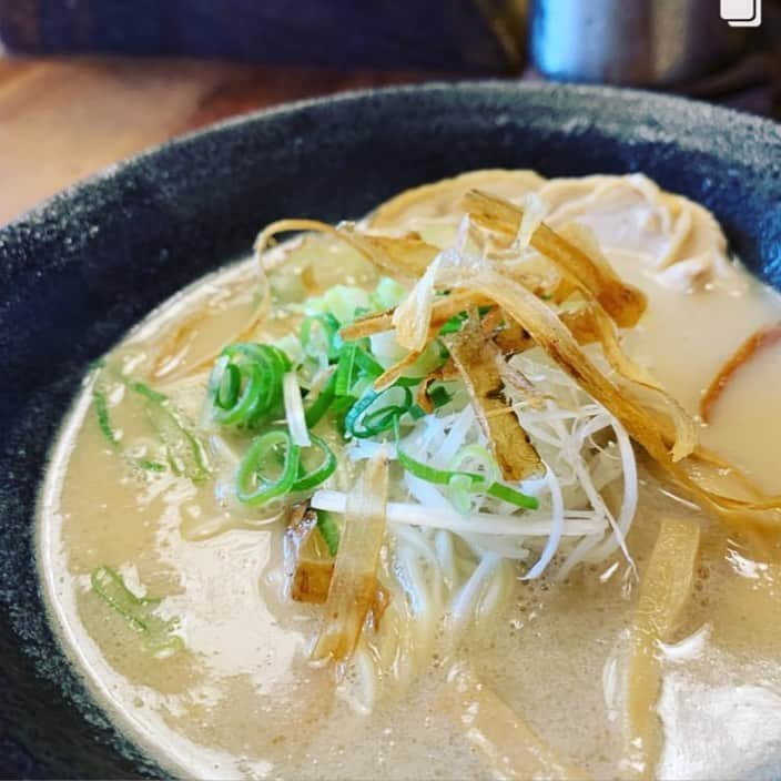 祇園麺処 むらじさんのインスタグラム写真 - (祇園麺処 むらじInstagram)「鶏白ラーメンも根強い人気の品です。濃厚ながらもあっさりとした鶏白湯ラーメン🐓に素揚げごぼうの歯ごたえがいい感じ✨自家製チャーシューも鶏です。 こちらのお写真は@yuki2000mama様よりお借りしました。  #むらじ #麺処むらじ #京都グルメ #京都ラーメン #ラーメン京都 #おいしいラーメン #鶏白湯ラーメン  #また食べたくなる #くせになる味 #ヘルシーラーメン  #女子ラーメン  #女子ラーメン部 #コラーゲンたっぷり #後味すっきり #丸一日煮込む #ストレート麺 #心を休める #シメのラーメン  #ラーメンセット #グル麺  #グル麺すすり隊  #グル麺ツアー  #インスタフード」11月20日 16時07分 - ramen_muraji