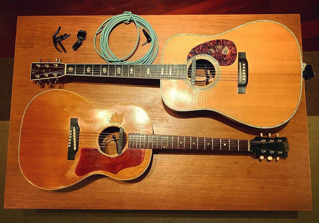 植田真梨恵さんのインスタグラム写真 - (植田真梨恵Instagram)「レコーディングにつかったもの アコースティックギター Martin D-41さん 2010年頃の現行のもの Gibson B-25さん 1969年のもの シールド カミナリアコースティックさん チューナー アリアの500円くらい電池付きちゃん カポタスト ダダリオのおきにいりさん  Gibsonのギターは19歳頃に購入したもの。父親と叔母にお金を借りて買いました。その後一応完済しました。1年くらいピンとくるアコギ探しをしていて、まだ良し悪しも相性もなんーもよくわからんときに、南堀江knaveさんとこのギタートライブさんにて発見。ほんと、散々見て回ったけど、出会ってすぐに欲しくなって、弾いてもっと欲しくなって、それ以来の付き合いです。 お金はないわ知識はないわの中で苦しい思いで購ったけれど、だからこそ大切な1本 だいたいこのギターで曲書いてます。 マーチンの方は、その2,3年後に会社の社長さんに突然いただいたものです。誕生日に会社に行ったらあった。驚いて胃が裏っかえりました。 バンド編成のときやグランドピアノとのアンサンブル系の編成のときはだいたいマーチンです あ、弾き語りレコーディング、録りおわりました。」11月20日 16時18分 - u_e_d_a_m_a_r_i_e