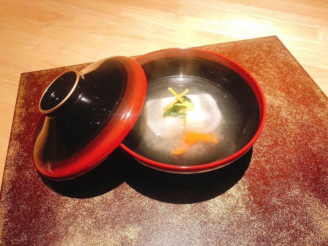 ダレノガレ明美さんのインスタグラム写真 - (ダレノガレ明美Instagram)「皆様がお待ちしていた @okuyugawara_yui_official  の晩御飯です🥺 全てが美味しくて 最後のご飯とデザートまでたどり着かなかったです😭 やっぱり晩御飯って重要ですよね。 どんなに温泉がよくても 部屋が良くても料理が微妙だとリピートしたいと思わないし… 結唯さんは本当に部屋、温泉、食事が全てよかったです☺️ 私が泊まった部屋が1番大きな部屋だったんですが、他にも部屋があるので是非 @relux_jp さんで見てみてください✨ あ！ ちなみに私の招待コード経由で予約すると10%OFFになるよ！ 招待コードは→ 【IP_MMPVZ】です！ 全部屋制覇したいな🥺✨」11月20日 16時12分 - darenogare.akemi