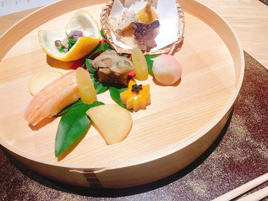 ダレノガレ明美さんのインスタグラム写真 - (ダレノガレ明美Instagram)「皆様がお待ちしていた @okuyugawara_yui_official  の晩御飯です🥺 全てが美味しくて 最後のご飯とデザートまでたどり着かなかったです😭 やっぱり晩御飯って重要ですよね。 どんなに温泉がよくても 部屋が良くても料理が微妙だとリピートしたいと思わないし… 結唯さんは本当に部屋、温泉、食事が全てよかったです☺️ 私が泊まった部屋が1番大きな部屋だったんですが、他にも部屋があるので是非 @relux_jp さんで見てみてください✨ あ！ ちなみに私の招待コード経由で予約すると10%OFFになるよ！ 招待コードは→ 【IP_MMPVZ】です！ 全部屋制覇したいな🥺✨」11月20日 16時12分 - darenogare.akemi