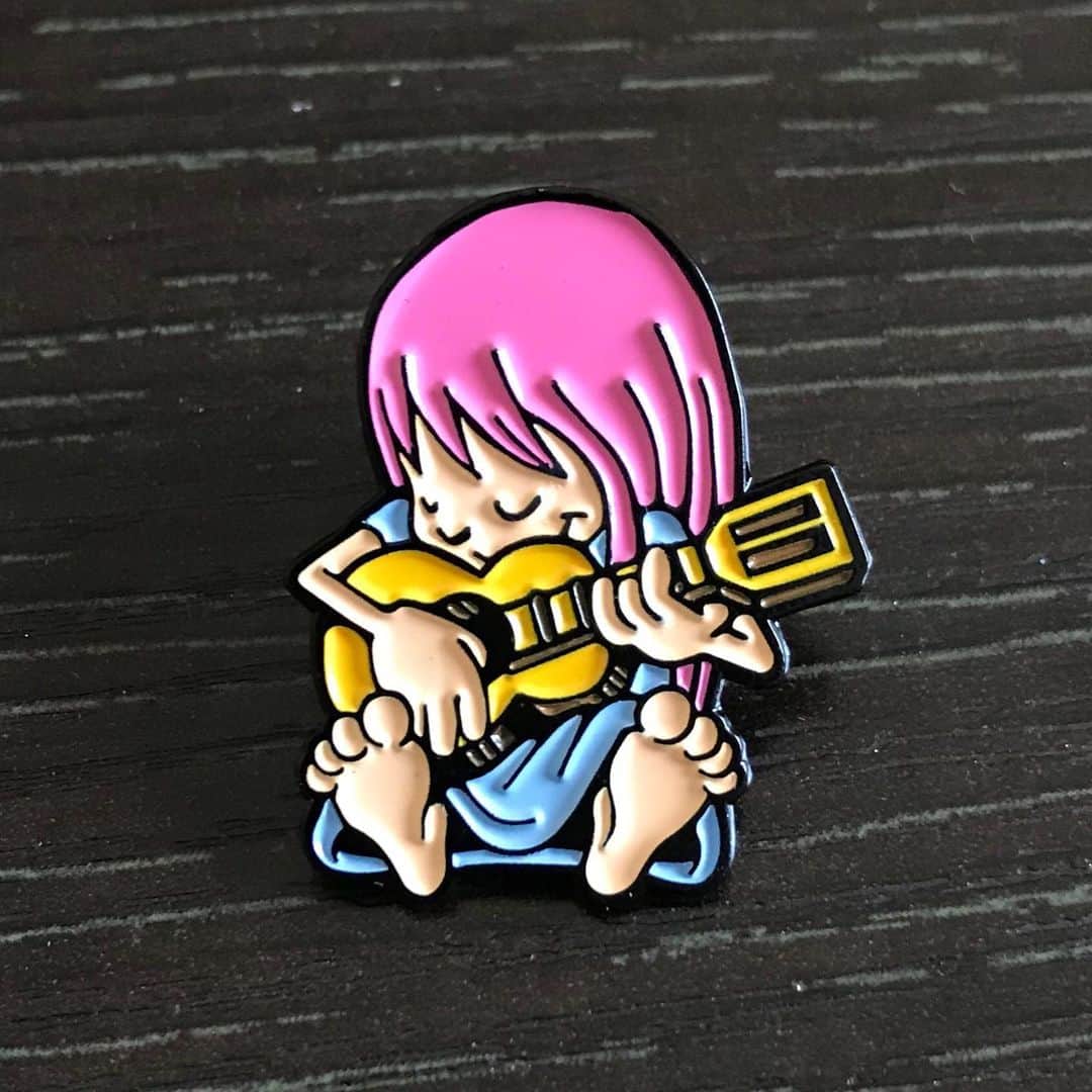 KATさんのインスタグラム写真 - (KATInstagram)「It’s a pure joy packaging these to send out to people who bought these this week!  I have been asking people to submit names for the Chameleon on my Instagram stories! Anyone have name ideas for this girl?  #enamelpin」11月20日 16時13分 - katmcdowell