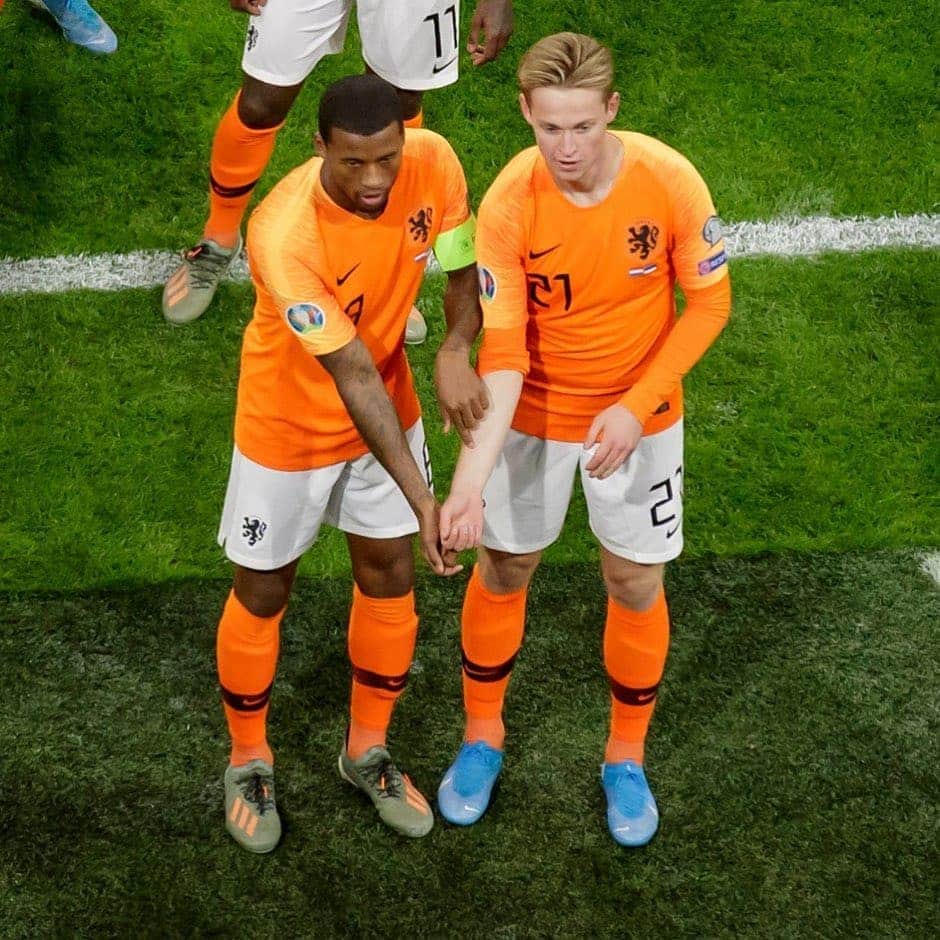 カルロス・テベスのインスタグラム：「🤜🏿🤛🏼 ⚽️」
