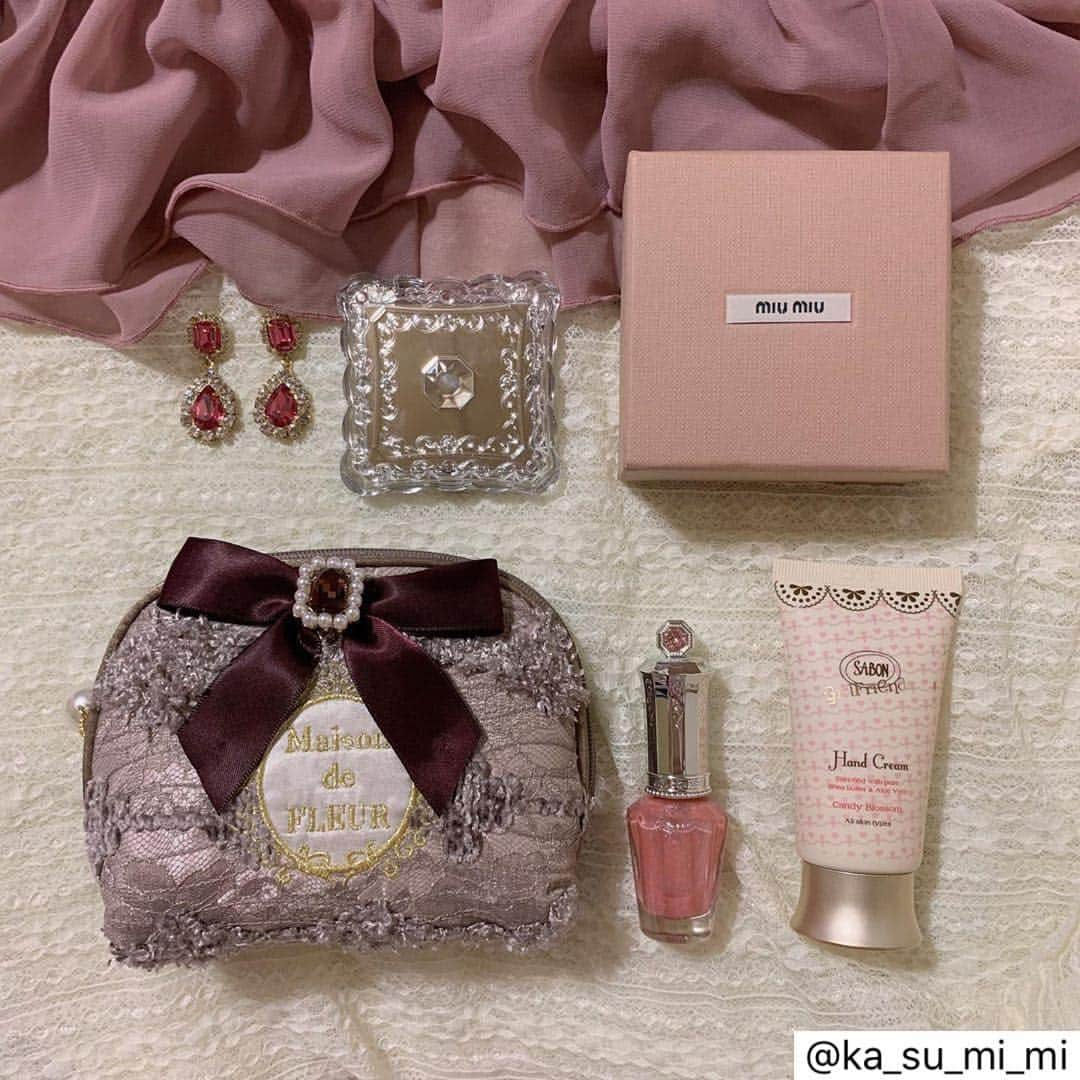 My Little Pouchさんのインスタグラム写真 - (My Little PouchInstagram)「@ka_su_mi_mi 様のポーチ👝💕 #mylittlepouch #マイリトルポーチ #ポーチの中身 . . new pouch 💌 . . Maison de FLEURのビジューポーチに一目惚れして即購入🎀 . . . . . . . . #maisondefleur #メゾンドフルール #ポーチ #ポーチの中身 #ビジュー #ビジューピアス #マニキュア #チーク #ハンドクリーム #バッグの中身 #置き画 #置き画くら部 #置き画倶楽部 #おしゃれさんと繋がりたい #お洒落さんと繋がりたい #いいね返し #monun_cute」11月20日 16時15分 - mylittlepouch_official