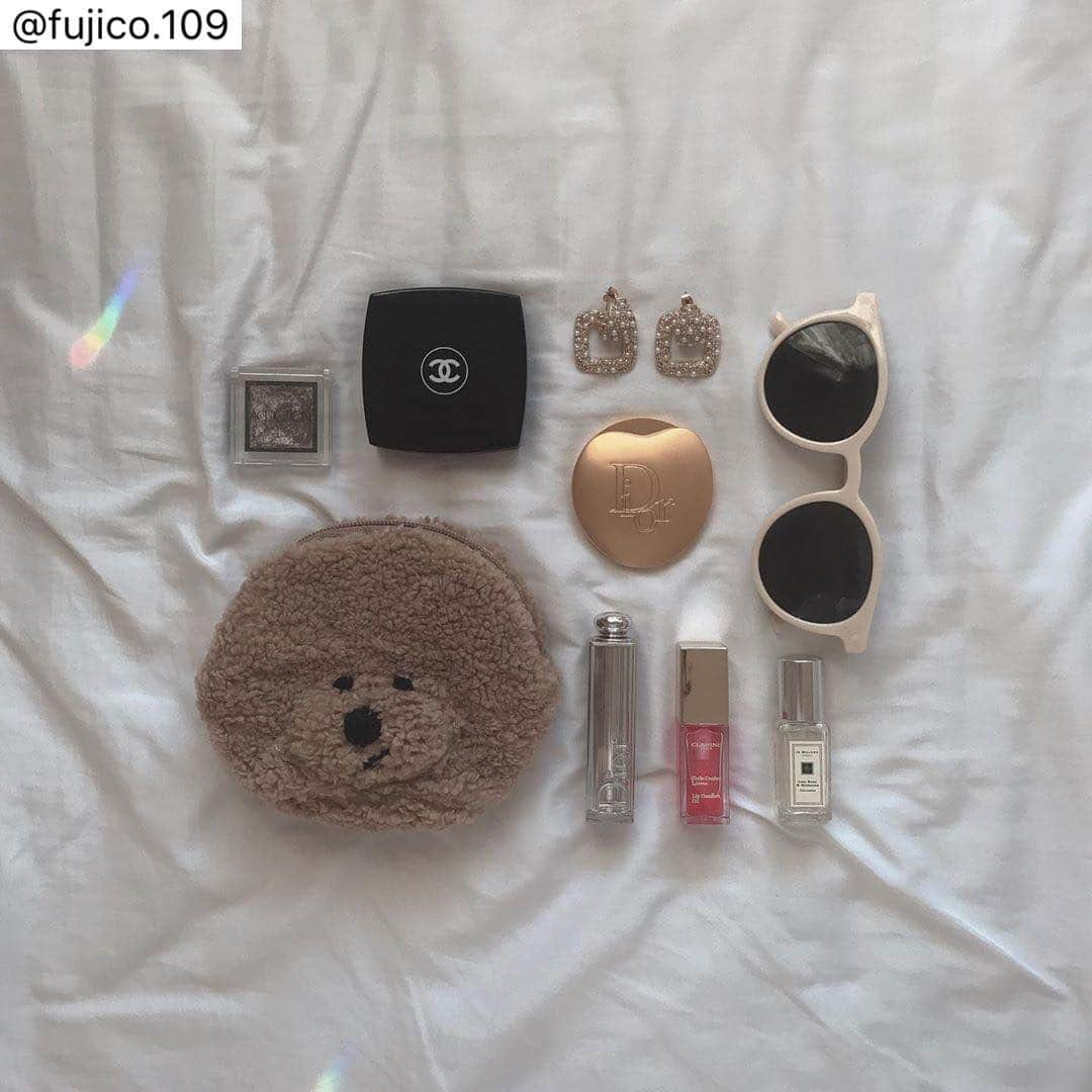 My Little Pouchさんのインスタグラム写真 - (My Little PouchInstagram)「@fujico.109 様のポーチ👝💕 #mylittlepouch #マイリトルポーチ #ポーチの中身 ． 可愛くて優秀𓂃👏🏻‪‪❤︎‬ ポーチはもこまるわんポーチってゆうの🍇🐩 ． #interior #interiordesign #bedroom  #vintage #vintageshop #antique #myroom #girly #cosmetics #chanel #dior  #インテリア #インテリア雑貨 #マンションインテリア #賃貸インテリア #お部屋 #ホワイトインテリア #海外インテリア #海外インテリアに憧れる #大人可愛い #ポーチの中身 #置き画くら部  #인테리어 #인테리어소품 #내방꾸미기 #마이룸 #마이홈」11月20日 16時20分 - mylittlepouch_official