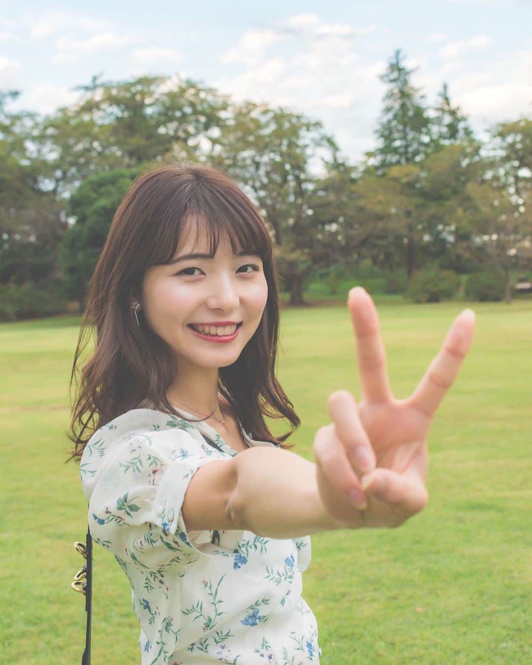 山田麻由のインスタグラム：「.﻿ ﻿ ﻿ ﻿ ✌🏻✌🏻✌🏻✌🏻✌🏻✌🏻﻿ ﻿ ﻿ ﻿ もう完全に季節外れな写真😂﻿ ﻿ ﻿ 寒すぎてもうマフラーに顔埋めたい🧣 ﻿ ﻿ ﻿ ﻿ ﻿ ﻿ ﻿ ﻿ #撮影#撮影モデル#撮影依頼募集中#サロンモデル #サロモ #ポートレート#ポートレートモデル#ポートレート女子#フィルムカメラ」
