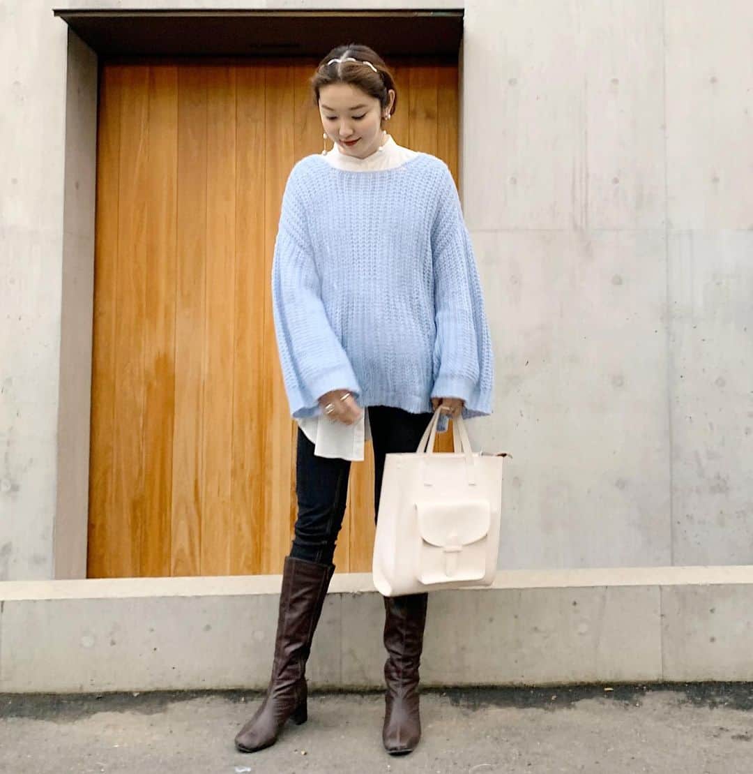 mina hinokuchiのインスタグラム：「. 実はgetしていた水色のルーズニット👗 お袖のフレアと透け感が可愛い♡ シャツやロンTとレイヤードするのがお気に入り♪♪ 今年もチコで沢山ニット買ってるな〜🧶🧶 . #whoswhochico #salonbychico #ニット #mina_chicode」
