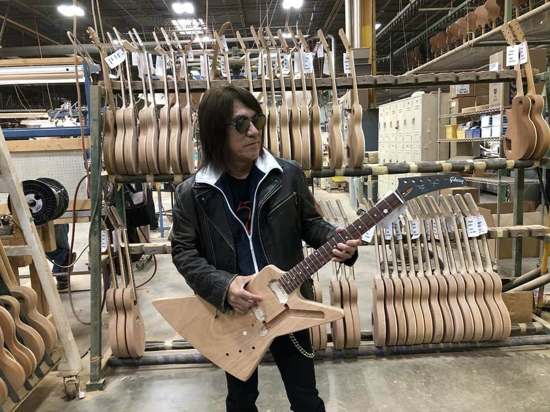 B’zさんのインスタグラム写真 - (B’zInstagram)「Gibson Factory  Thank you sooo much for having me as a part of the family! I'm very proud!! #gibson #gibsoncustom #gibsonfactory #nashville #Takmatsumoto #Bz @gibsonguitar @gibsoncustom」11月20日 16時34分 - bz_official_insta