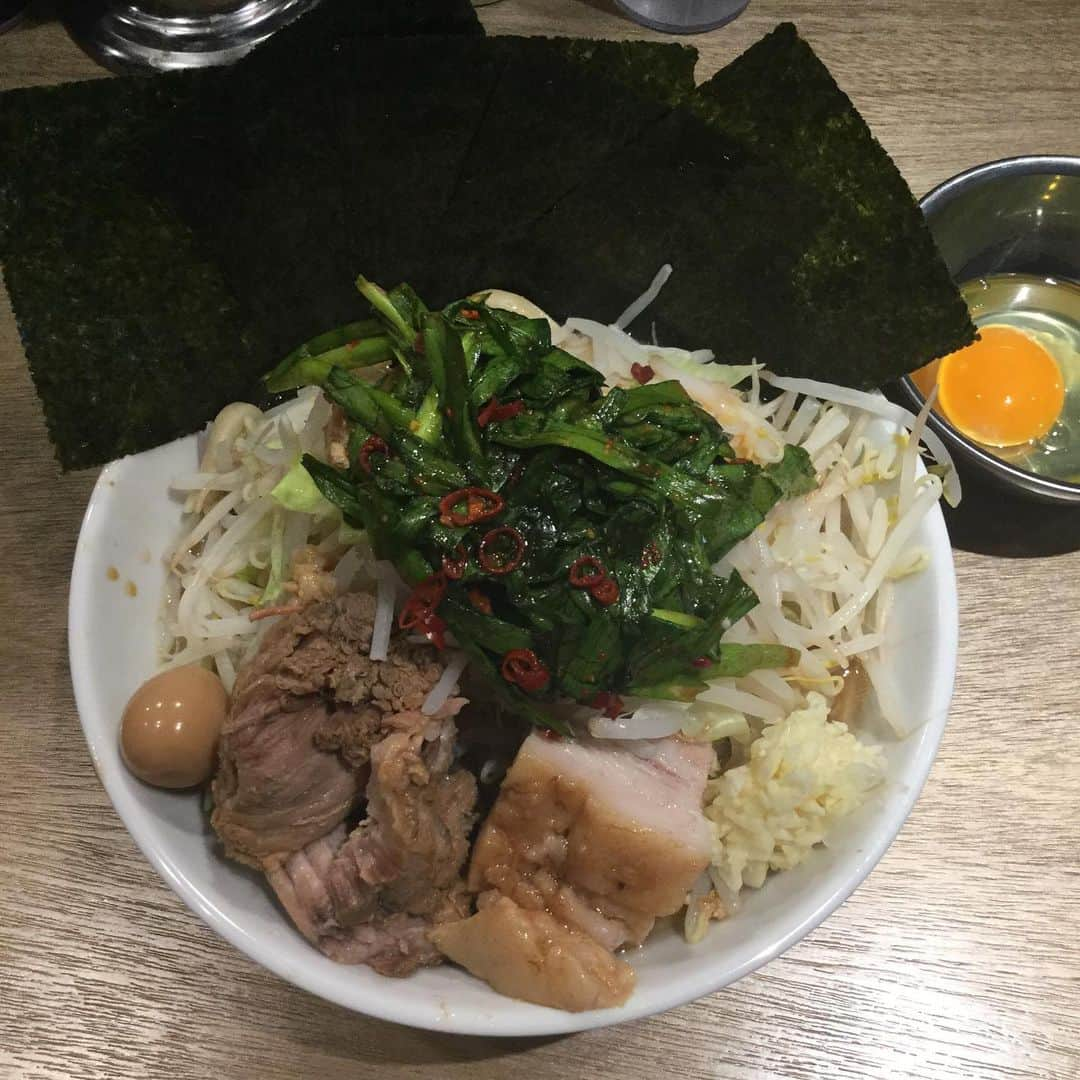 ミユさんのインスタグラム写真 - (ミユInstagram)「やっと！！らめん師匠のお店へ麺をしばき倒しに行ってきました🕴🏿🚀🕴🏿🚀 OPENおめでとうございまっす！ 今宵私を見つけたら近寄らないほうがいいです😶🇯🇵🧤#本日のつや麺」11月20日 16時37分 - _miugram_