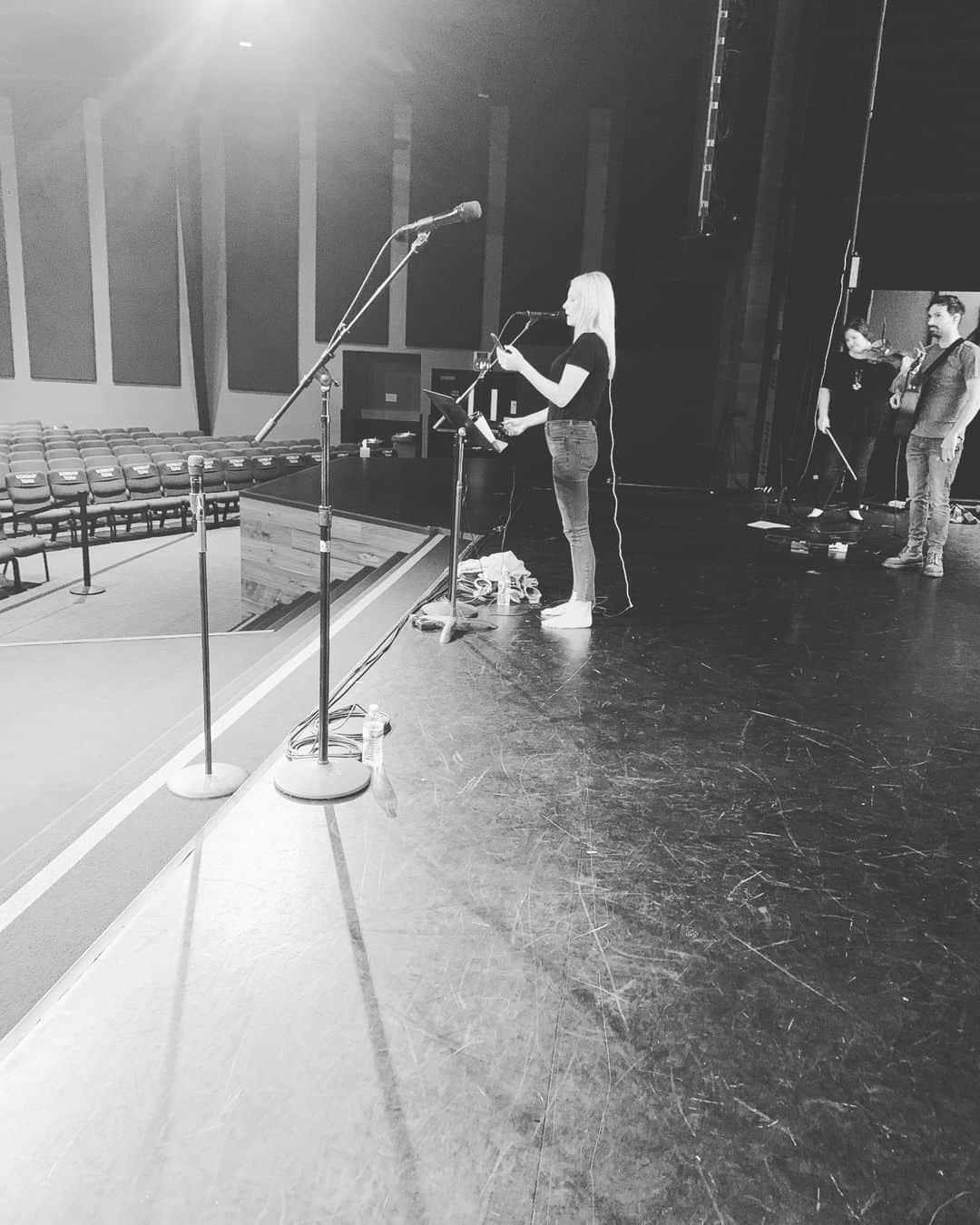 ブリット・ニコルのインスタグラム：「My friend @jennjohnson20 . Just want to thank you and honor you!! So let’s go back... ha ha. I started listening to you sing years ago. The song “God I look to You!!!!!” I listened to it every day for at least a year straight, no joke!!! I remember the first time you messaged me here on IG, I was out promoting my last record, I was in an airport, I saw your name and I was like “What??? 😲Jenn Johnson messaged Meeee????” Sounds hilarious, but I love what you carry!!! Fire....and a love for the King and his people that shines really bright!!!! The first time I came to your house you called me family, and I believed you. You have been there for me and welcomed me with open arms and I just had to thank you publicly. And... You let me sing with you two nights ago and I was beyond excited ha ha.... You are special!! Thank you for loving me!!!! 💛」