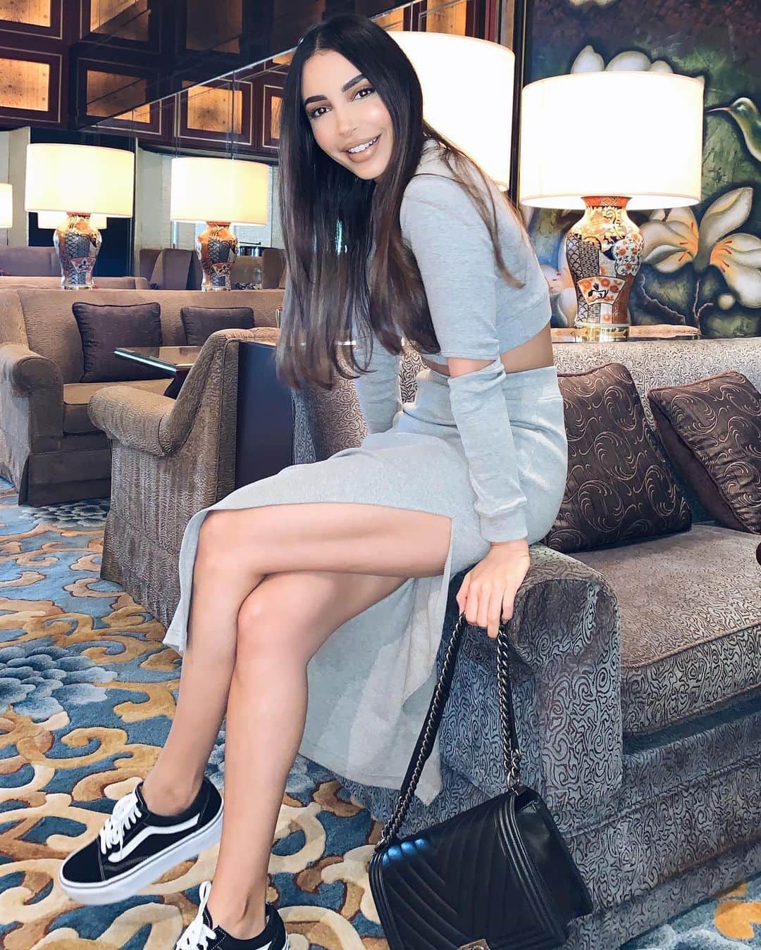 sananasのインスタグラム：「Bonjour 😃Je vous envoie pleins de good vibes pour cette nouvelle journée ma Sananas Squad 💚Chaque jour est une chance de recommencer, alors restez focus sur vos objectifs et f**k ceux qui essaieront de se mettre sur votre chemin 💪🏻Vous n’avez pas le temps pour eux 🤴🏾👸🏻Je vous love.」