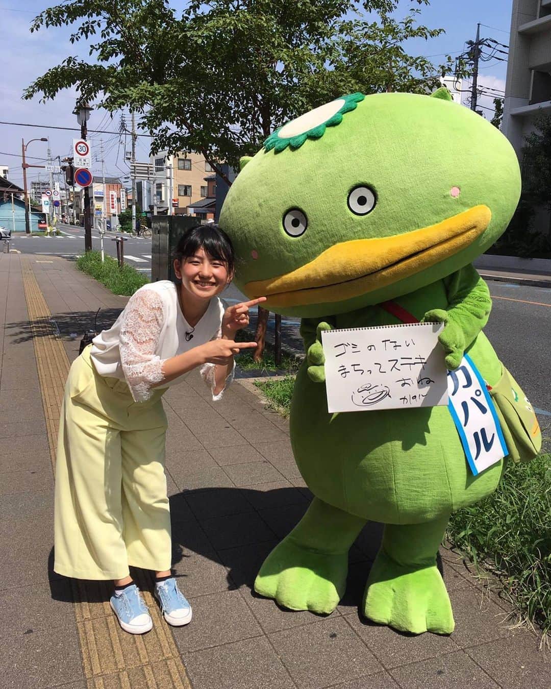 女子アナ47のインスタグラム：「こんにちは😃 長野県出身の、テレ玉で働いているフリーアナウンサー塩原桜です🌟  埼玉県志木のゆるキャラ、カパルくん🥒は市内に伝わる河童の民話をモチーフに誕生しました✨  なんとゆるキャラグランプリ2018で優勝した人気ゆるキャラなんです！  こんなカパルくんがゴミ収集車に描かれることになりました👏🏻 週に2回市内を走る予定なのでぜひ注目してください！！！ #女子アナ47 #47発信プロジェクト #アナウンサー #フリーアナウンサー #女子アナ #地方創生 #地方創生アナウンサー #司会 #司会者 #カパル #カパルグッズ #カパルのオフショット #志木 #志木ランチ #志木グルメ #志木カフェ #志木市 #志木駅 #ゆるキャラ #ゆるキャラグランプリ #ゆるキャラ祭り #ゆるキャラ好き #ゆるキャラネイル #ゆるキャラ好きと繋がりたい #4r #3r #リデュース #リユース #リサイクル #リフューズ ﻿」