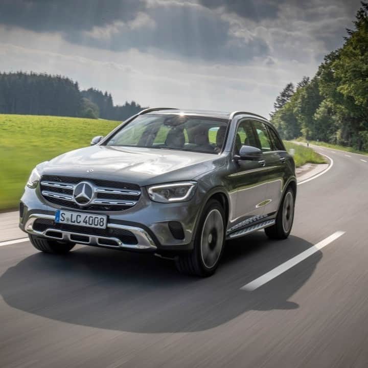 のインスタグラム：「どんな道でも颯爽と駆け抜ける、GLCの力強さ。  #メルセデスベンツ #GLC #ドライブ #秋旅 #ThenewGLC #MercedesBenz #mercedesbenzjapan ※画像は欧州仕様車です。」