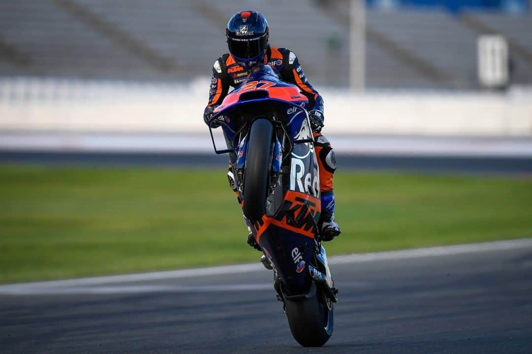 MotoGPさんのインスタグラム写真 - (MotoGPInstagram)「That first wheelie with a #MotoGP bike 🤩 // Happy #WheelieWednesday everyone with one of the 2020 rookies in the premier class @ikerlecuona_27 😎 at the #ValenciaTest! #2020awaits #IL27 #Motorcycle #Racing #Wheelie」11月20日 17時00分 - motogp