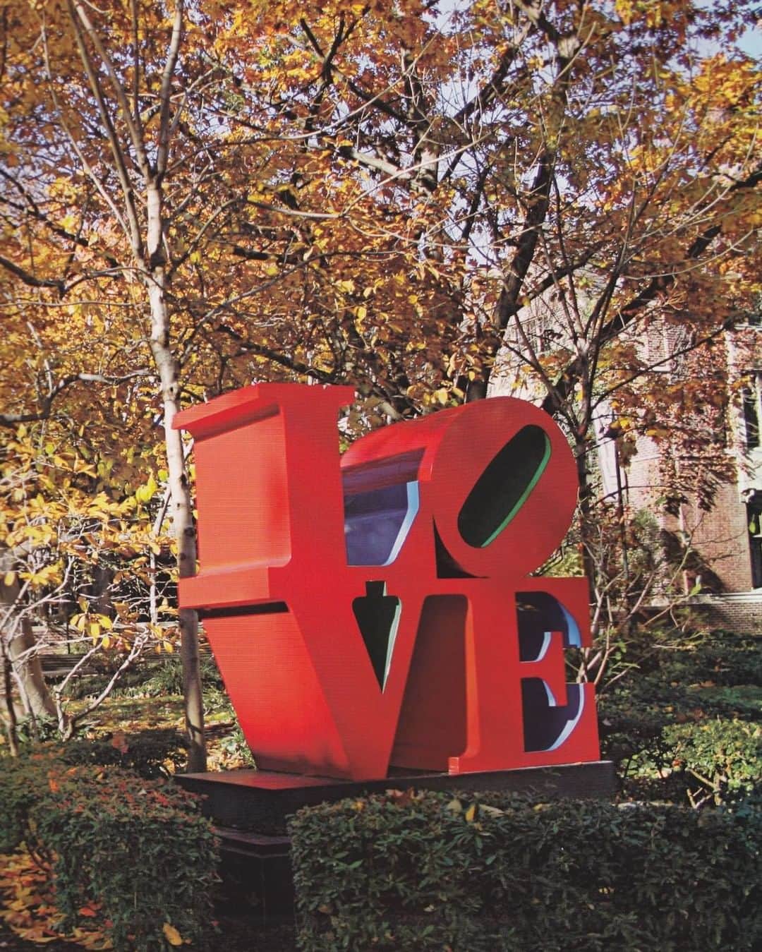 オーレリービダマンのインスタグラム：「Love is everywhere ❤️ #inspiration」