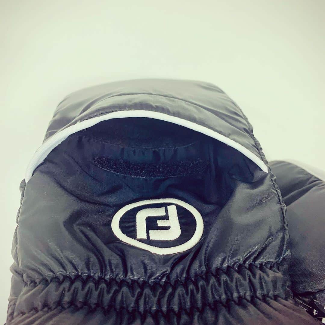 Footjoy Japanさんのインスタグラム写真 - (Footjoy JapanInstagram)「ようやく冬らしくなってきた今日この頃。  冬の小物シリーズとして、紹介していきます。  まずは「ウィンターソフミトン：3,600円＋税（実勢価格）」 カイロを入れる収納ポケット付きでグローブをはめたままでもすっぽり入る防寒に優れたミトンです。  一つは持っていたいアイテムです。  #防寒グッズ #ミトン #カイロ #footjoyjapan」11月20日 17時07分 - footjoy.japan