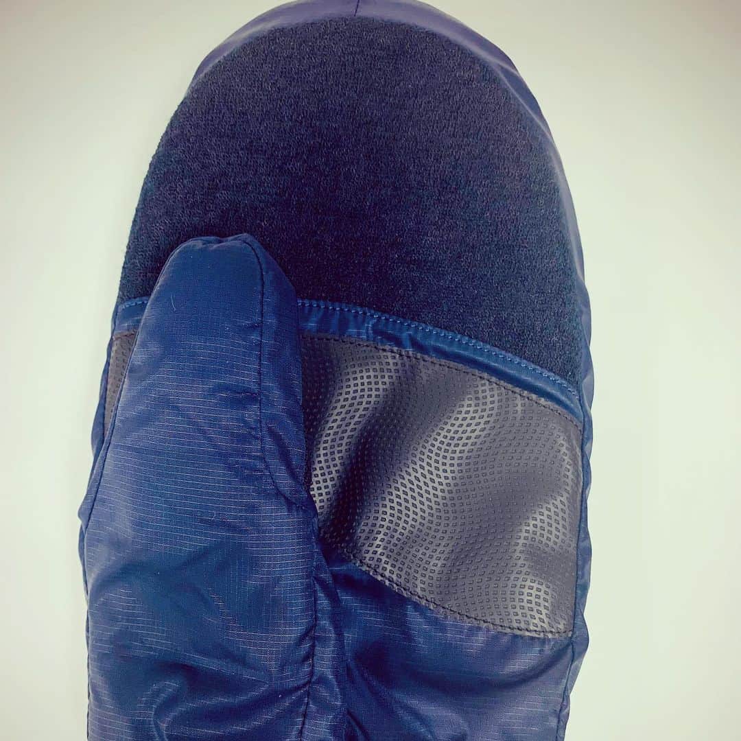 Footjoy Japanさんのインスタグラム写真 - (Footjoy JapanInstagram)「ようやく冬らしくなってきた今日この頃。  冬の小物シリーズとして、紹介していきます。  まずは「ウィンターソフミトン：3,600円＋税（実勢価格）」 カイロを入れる収納ポケット付きでグローブをはめたままでもすっぽり入る防寒に優れたミトンです。  一つは持っていたいアイテムです。  #防寒グッズ #ミトン #カイロ #footjoyjapan」11月20日 17時07分 - footjoy.japan