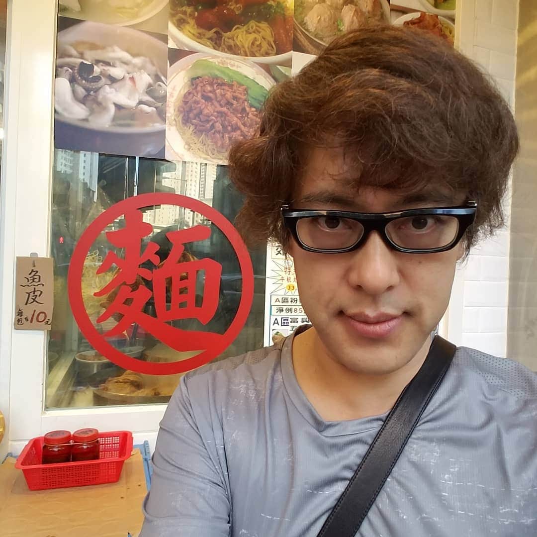 勝田一樹さんのインスタグラム写真 - (勝田一樹Instagram)「超ローカルな店に飛込みー😱 牛バラカレー注文❗ 言葉まったく通じないね、 出てきたのが、これ😱❕ なんじゃコリャ❔ でも食べると、、 ( ﾟДﾟ)ｳﾏｰ( ﾟДﾟ)ｳﾏｰ‼️ ビビりました🎵  #勝田めし #勝田一樹  #kazukikatsuta  #香港 #シャウケイワン #shaukeiwan」11月20日 17時09分 - kazukikatsuta