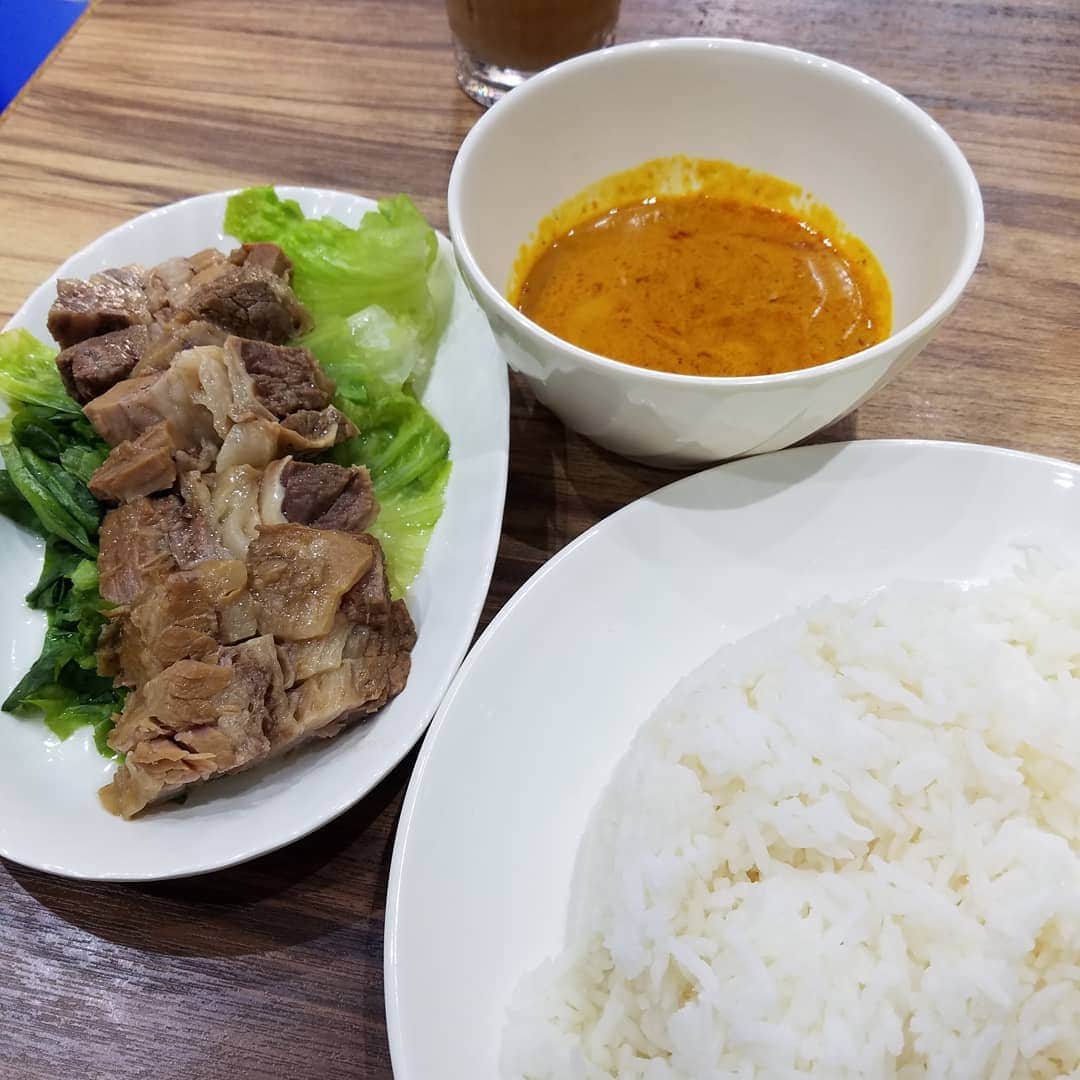勝田一樹さんのインスタグラム写真 - (勝田一樹Instagram)「超ローカルな店に飛込みー😱 牛バラカレー注文❗ 言葉まったく通じないね、 出てきたのが、これ😱❕ なんじゃコリャ❔ でも食べると、、 ( ﾟДﾟ)ｳﾏｰ( ﾟДﾟ)ｳﾏｰ‼️ ビビりました🎵  #勝田めし #勝田一樹  #kazukikatsuta  #香港 #シャウケイワン #shaukeiwan」11月20日 17時09分 - kazukikatsuta
