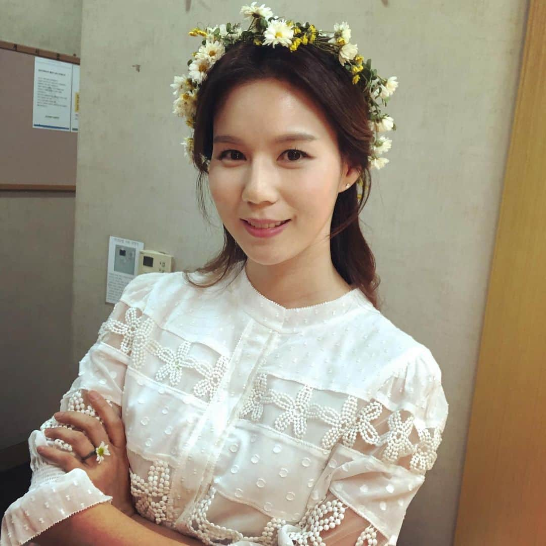 パク・シウンさんのインスタグラム写真 - (パク・シウンInstagram)「#이봄 #송보미 #봄이가젤루예뻤던날 🌼 #옷갈아입기전한컷남겨봄😁💕 #모두다쿵따리 🎶」11月20日 17時12分 - si_eun_0