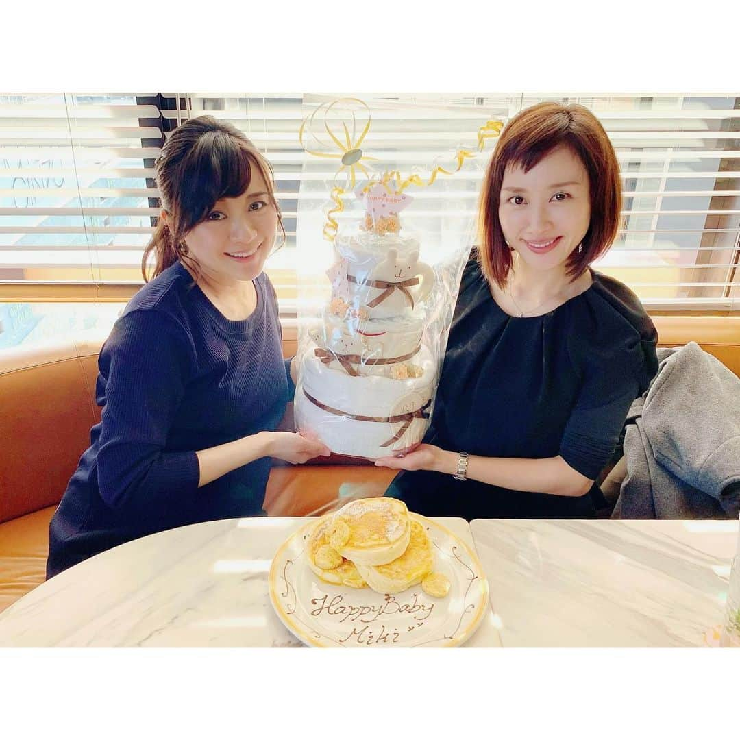 繁田美貴さんのインスタグラム写真 - (繁田美貴Instagram)「*＊ 先日、もえさんと♪ 色んなお話をしながら 癒しのオーラに包まれちゃいました😊 ふんわり優しい上に頼もしくて 女性としてもママとしても尊敬です！ #山口もえ さん #番組でご一緒 してから仲良くさせて頂いてます☆ #かわいい #おむつケーキ 頂いちゃいました😍 #パンケーキ のプレートにメッセージまで！ #もえさん #ありがとうございました！！」11月20日 17時13分 - handa_miki