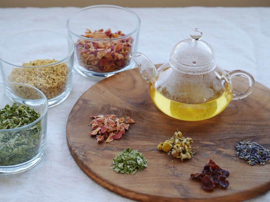 鈴木あすなのインスタグラム：「12月のハーブティーlesson♫ . 緑茶とハーブをブレンドして、風邪予防に効果的なティーを作ってみましょう。 . 【使用茶葉】 緑茶、エキナセア、レモングラス . 12月8日(日)14:30~16:00 . ￥2500（税抜) 茶葉のお土産付きになります。 . 皆さまお気軽にいらしてください☺️ . #ハーブティー教室  #料理教室名古屋 #管理栄養士」