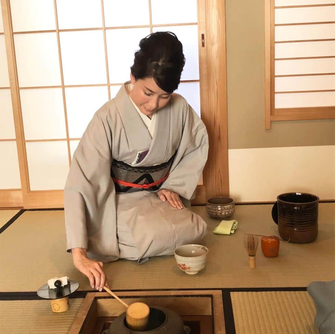 内田恭子さんのインスタグラム写真 - (内田恭子Instagram)「今日はお茶の炉開きでした。お茶を始めて4年。そろそろお着物でもお点前も頑張ろう。ちなみにこれは10年ほど前に誂えて頂いた着物。チラッと見える襦袢の柄がお気に入りです。  #茶道　#茶の湯　#まだまだがんばらなくては　#着物　#お着物　#内田恭子　#kyokouchida」11月20日 17時16分 - kyoko.uchida.official