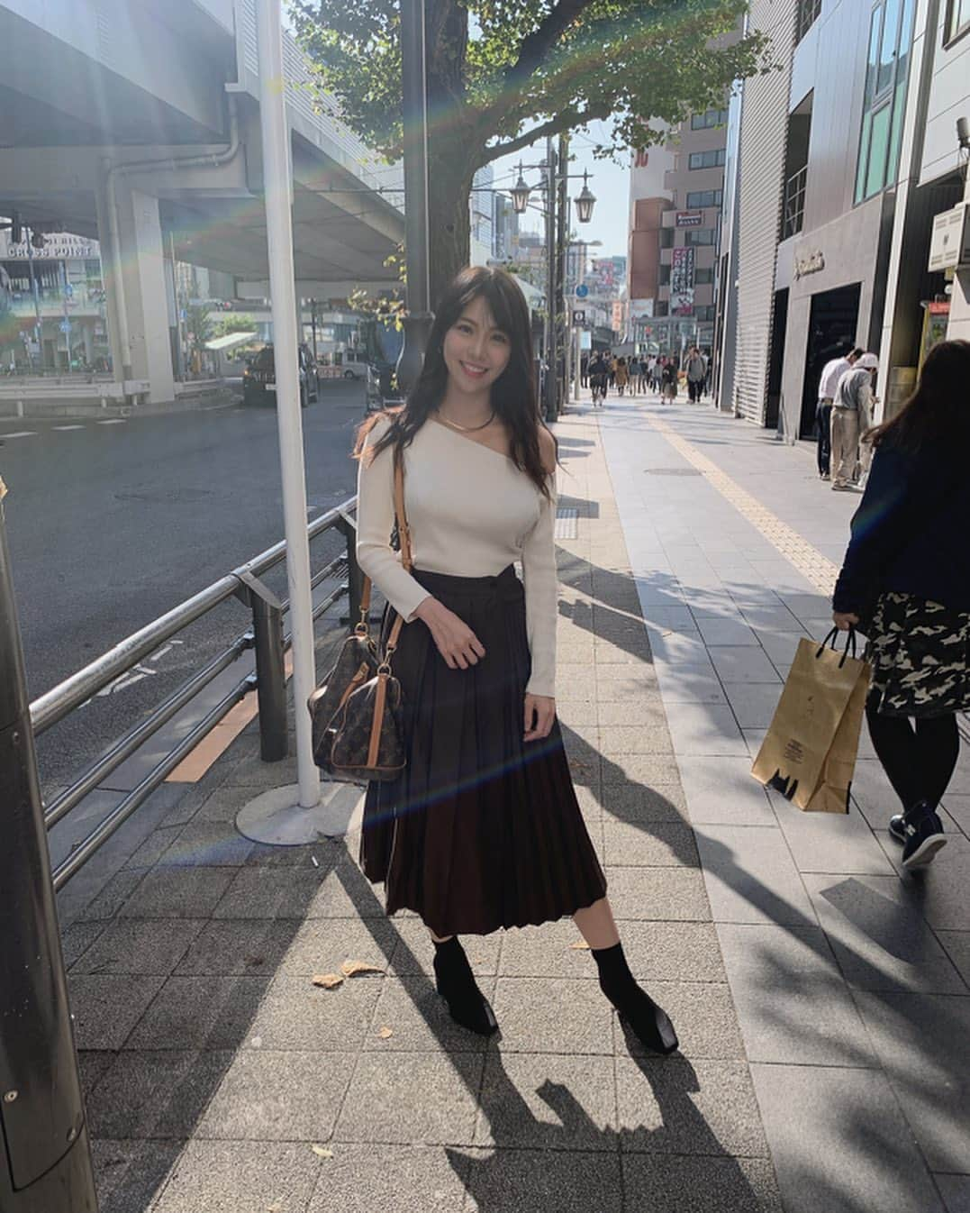 鈴木ふみ奈さんのインスタグラム写真 - (鈴木ふみ奈Instagram)「#ふみるっく @lapommeofficialshop  のスカートかわいい😍 プリーツの細かさが前と後ろで違うの💕」11月20日 17時28分 - fuminasuzuki