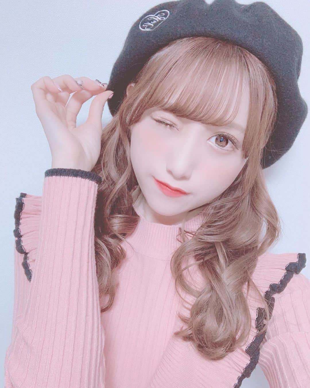 田口未彩のインスタグラム：「🎀 . . 今日寒すぎない？！ 震えている〜〜🥺！ ヒートテックデビューしなきゃ🥺 . . #私服 #コーデ #秋コーデ #冬コーデ #黒ピンクコーデ #黒ピンク #バブルス  #ハニーシナモン  #ファッション #量産型 #量産型コーデ #量産型女子 #ベレー帽 #冬メイク #ツインテール #ヘアアレンジ #全身コーデ #todayscode」