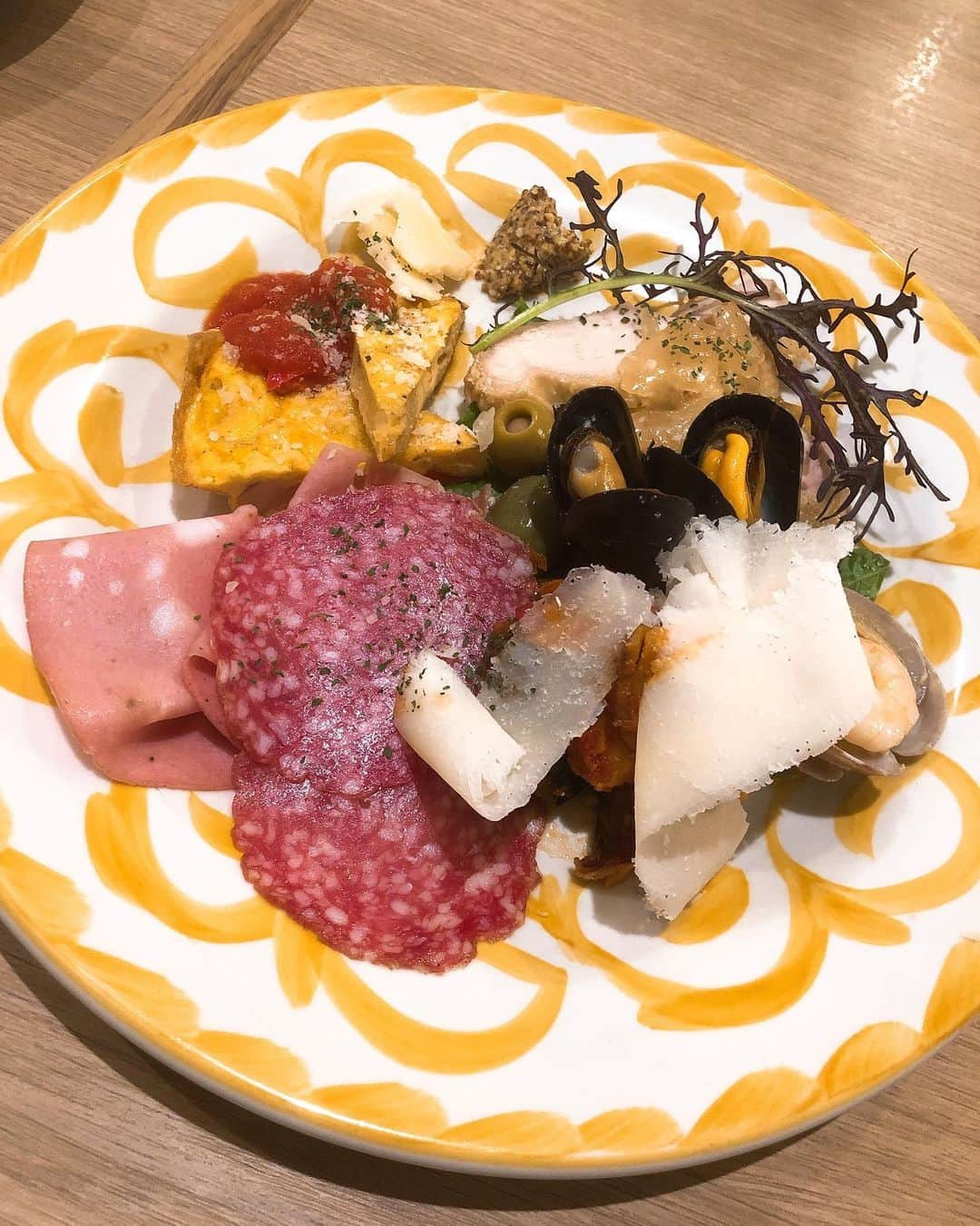 宇佐美あいりさんのインスタグラム写真 - (宇佐美あいりInstagram)「先日、お野菜と生パスタのお店ボナペティートパパさんへ行ってきたよ😃✨ペスカトーレと前菜サラダの盛り合わせにしました♡ここの生パスタは粉づくりから厳選の熟成生パスタでモチモチめっちゃおいしい😳サラダも野菜ソムリエが厳選した季節の旬彩サラダで新鮮な野菜🥬😋あとオーガニックジンジャーピーチ🍑飲んでハーブ🌿の香りが良くさっぱりで美味しい☺️お店も明るくてキレイで清潔感なお店で笹塚来たらまた行きたいな🥰@boun_appetito_papa  #ペスカトーレ#たっぷり#魚介#漁師風#生パスタ#前菜盛り合わせ#オーガニックジンジャーピーチ#オーガニック#自然#drink#グルメ#食べるの大好き#自然野菜#美味しい #ボナペティートパパ #笹塚イタリアン #笹塚グルメ #京王線グルメ #pr#コラボベース#instadaily#instalike#igers #selfie#instagood#pleaselike##check8782 #followme」11月20日 17時30分 - airi.usami_official