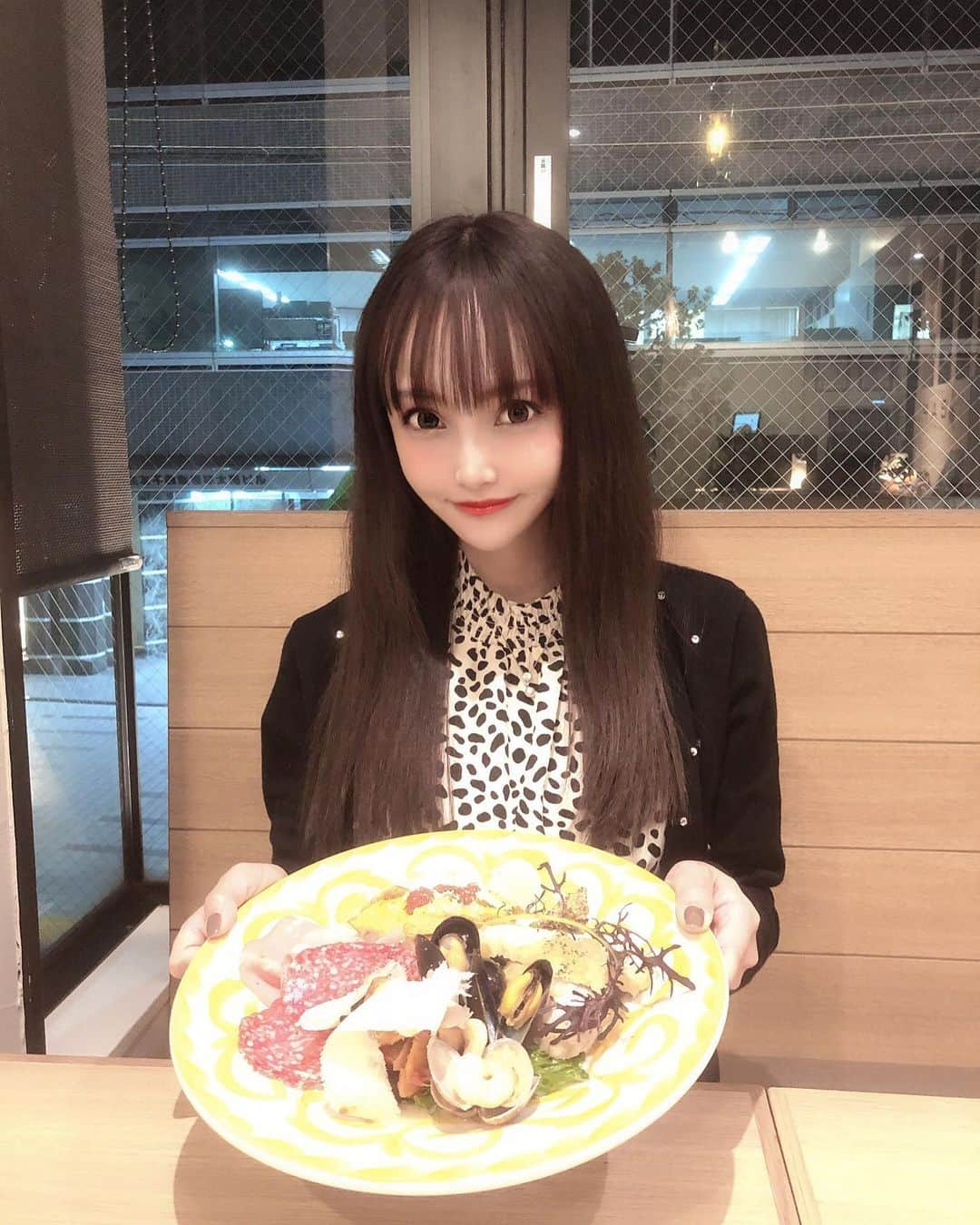 宇佐美あいりさんのインスタグラム写真 - (宇佐美あいりInstagram)「先日、お野菜と生パスタのお店ボナペティートパパさんへ行ってきたよ😃✨ペスカトーレと前菜サラダの盛り合わせにしました♡ここの生パスタは粉づくりから厳選の熟成生パスタでモチモチめっちゃおいしい😳サラダも野菜ソムリエが厳選した季節の旬彩サラダで新鮮な野菜🥬😋あとオーガニックジンジャーピーチ🍑飲んでハーブ🌿の香りが良くさっぱりで美味しい☺️お店も明るくてキレイで清潔感なお店で笹塚来たらまた行きたいな🥰@boun_appetito_papa  #ペスカトーレ#たっぷり#魚介#漁師風#生パスタ#前菜盛り合わせ#オーガニックジンジャーピーチ#オーガニック#自然#drink#グルメ#食べるの大好き#自然野菜#美味しい #ボナペティートパパ #笹塚イタリアン #笹塚グルメ #京王線グルメ #pr#コラボベース#instadaily#instalike#igers #selfie#instagood#pleaselike##check8782 #followme」11月20日 17時30分 - airi.usami_official