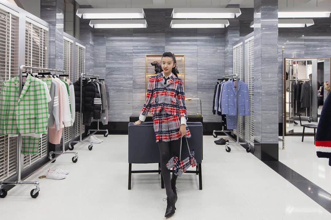 のインスタグラム：「Thank you so much Thom Browne for having me!  I feel in love with the beautiful and smart silhouette.  Makeup by @yusukesaeki Hair by @___cutters___  @thombrownejp @thombrowneny #thombrownejp #thombrowne #トムブラウン #渋谷PARCO」