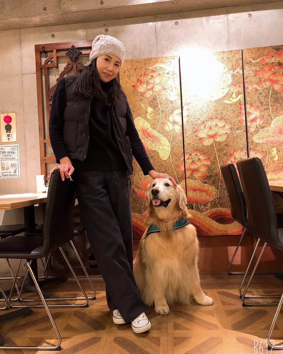 高橋ひとみさんのインスタグラム写真 - (高橋ひとみInstagram)「今日の東京は寒いので最近お気に入りのタイ料理のトムカーガイスープを食べに来ました。#駒沢グリーンテラス #犬と行けるタイ料理」11月20日 17時45分 - hitomi_momoe