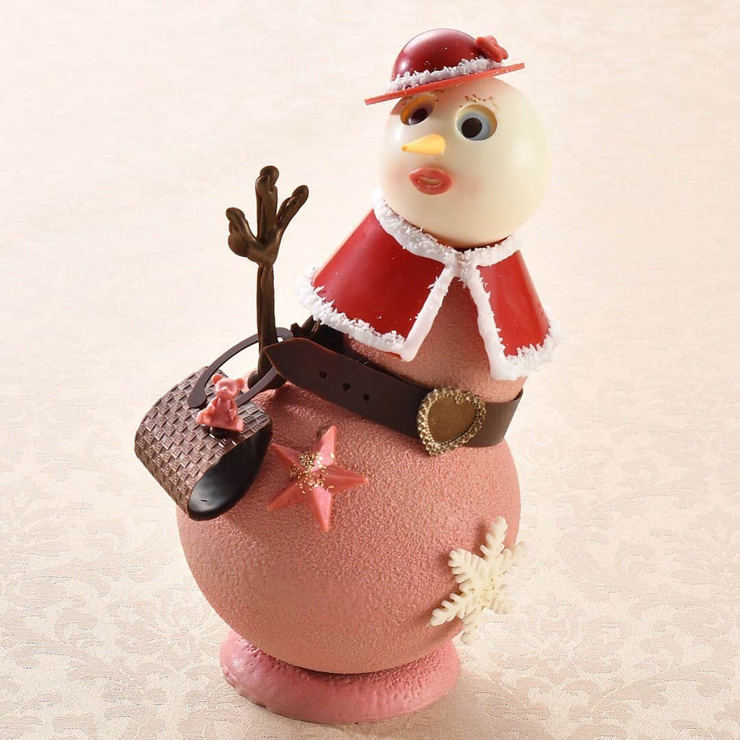 ロイヤルパークホテルさんのインスタグラム写真 - (ロイヤルパークホテルInstagram)「＼👩‍🍳パティシエ渾身のクリスマスケーキ🎂／﻿ 定番のショートケーキから、ショコラティエこだわりの芸術的なチョコレートまで…楽しいクリスマスを彩るケーキが勢揃い♪﻿ ﻿ 【1枚目】Christmas fruits basket-クリスマスフルーツバスケット-﻿ バスケットに見立てたケーキの上に、鮮やかな果実をふんだんに載せたボリュームたっぷりのケーキ。﻿ ﻿ 【2枚目】Christmas shortcake-クリスマスショートケーキ-﻿ ラズベリーシロップを使ったしっとりきめ細やかなスポンジに、たっぷりの生クリームといちごをサンドした軽やかな口あたり。﻿ ﻿ 【3枚目】Bûche de Noël-ブッシュ・ド・ノエル-﻿ キャラメルミルクチョコレートとマロンのハーモニーをお楽しみいただける、艶やかな輝きが美しい一品。﻿ ﻿ 【4枚目】Christmas Chocolate "Marquise"-クリスマス チョコレート"マルキーズ"-﻿ 雪だるまで貴婦人を表現！フルーティーな風味のルビーチョコレートとピスタチオ、いちごのハーモニーが絶品。﻿ ﻿ 【5枚目】ヘキセンハウス-お菓子の家-﻿ バニラクッキーにくるみと歯ざわりの良いクロッカンを組み合わせた、飾っても食べても楽しいケーキ。﻿ ﻿ 【6枚目】Noël blanc-ノエル・ブラン-﻿ ラズベリーが香るホワイトチョコレートムースの柔らかな口どけと、ヘーゼルナッツ、アーモンドのさくさくとした食感が特徴のお一人様サイズのケーキ。﻿ ﻿ ＼👩‍🍳Christmas Cakes from our Master Pastry Chefs🎂／﻿ From classic shortcakes to artistic creations prepared by experienced chocolatiers, Royal Park Hotel offers a stunning lineup of colorful Christmas cakes♪﻿ ﻿ 【1st pic】Enjoy the abundance of brightly colored fruits atop this filling “Christmas fruits basket”.﻿ ﻿ 【2nd pic】This light “Christmas shortcake” is filled with plenty of fresh cream and strawberries sandwiched between thin layers of moist sponge cake and raspberry syrup.﻿ ﻿ 【3rd pic】A brilliant, shining “Bûche de Noël” that perfectly combines caramel milk chocolate with chestnuts.﻿ ﻿ 【4th pic】A delectable chocolate “Marquise” made with fruity ruby chocolate, pistachios, and strawberries!﻿ ﻿ 【5th pic】”Hexenhouse” is a delight to both decorate and eat, this dessert is made with vanilla cookies and walnuts, and topped with crispy croquant.﻿ ﻿ 【6th pic】A petit cake “Noël blanc” coated in smooth raspberry white chocolate mousse, filled with crunchy hazelnuts & almonds.﻿ ﻿ #ロイヤルパークホテル #ロイヤルパーク #水天宮 #人形町 #日本橋 #粋な街の意気なおもてなし #大人女子 #クリスマス2019 #クリスマス料理 #クリスマスケーキ #クリスマスメニュー #クリスマスディナー #クリスマススイーツ #クリスマスパーティー #クリパ #スイーツ女子 #スイーツ好き﻿ #royalparkhotel #royalpark #royalparkhoteltokyo #ChicTokyoStay #nihonbashi #thepreferredlife #ipreferrewards #ilovetokyo #tokyotrip #tokyotravel #christmas2019 #christmascake #christmasfood」11月20日 17時39分 - royalparkhotel.tokyo