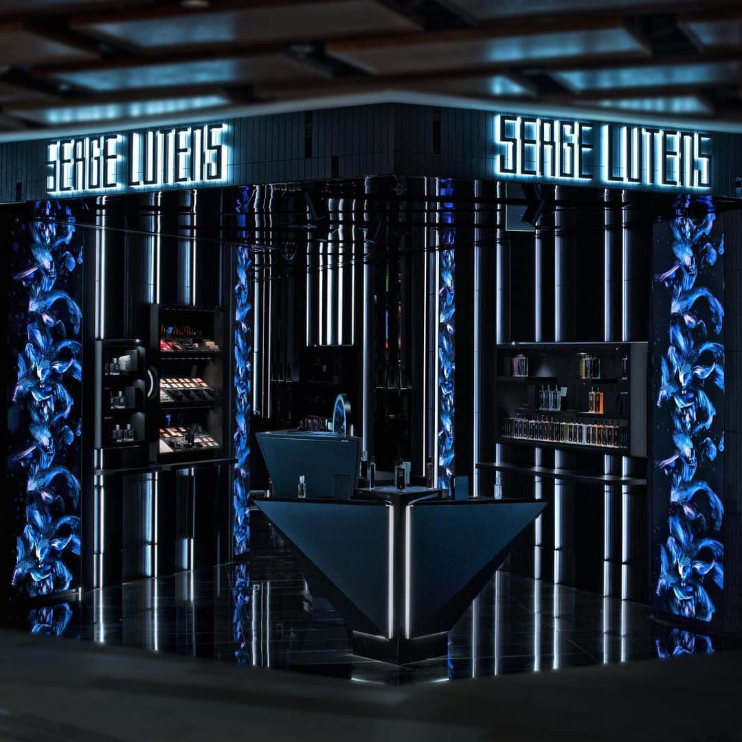 のインスタグラム：「@SergeLutens newest store, at @k11musea, opened in Hong Kong. With it’s personal consultation room, this new store is a library of memory and emotions with a mysterious and exclusive atmosphere. Serge Lutens's series of small olfactory books each contain a story of what each scent represents, making the store a truly immersive experience.  #SergeLutens #K11Musea #sergelutensperfume #sergelutensfragrance #fragrance #perfume  #parfum #セルジュルタンス #パフューム #香水 #Shiseido #資生堂 #资生堂  Learn More: https://www.k11musea.com/shop/serge-lutens/」