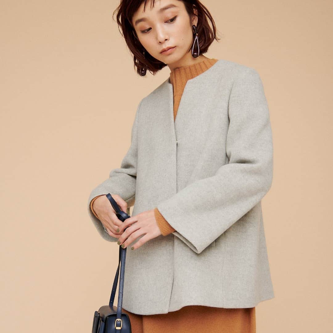 ルミネ公式のインスタグラム：「【OUTER―STYLING GUIDE―】ルミネ・アイルミネで人気の１０ブランド／１０着の着まわし力抜群なレコメンドアウターを紹介！ ・ 第8弾は、ライトアウターを狙うなら新定番のキーネック ・ 程よいフレアなシルエットが大人な可愛らしさを演出してくれるデザイン。 キーネックが少しの抜け感と、お顔周りをスッキリとした印象にしてくれる1枚です。 ・ #コート ¥37,950(税込) #SHIPS ・ #lumine #ルミネ https://www.lumine.ne.jp/outer/ ※商品の価格や取り扱い状況は撮影時点のもので、変更になることがあります。」