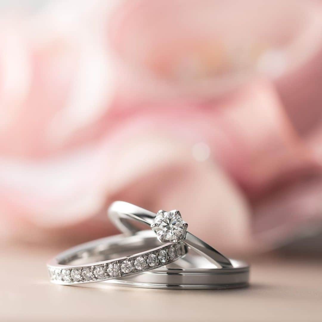 婚約・結婚指輪のI-PRIMO（アイプリモ）公式アカウントさんのインスタグラム写真 - (婚約・結婚指輪のI-PRIMO（アイプリモ）公式アカウントInstagram)「*﻿ 【ふたりの清らかな愛と誠実な想いを込めて】﻿ 存在感のあるセンターダイヤモンドの煌めきが美しい『アスセラ Sol』と、大粒のダイヤモンドを敷き詰めたストレートラインが華やかな『パエンナ』。贅沢なボリューム感にシンプルなフォルムの重ね着けは、モダンでエレガントな印象に。﻿ ﻿ 婚約指輪：アスセラsol﻿ #アイプリモ_アスセラsol 結婚指輪：パエンナ﻿ #アイプリモ_パエンナ *﻿ #iprimo #アイプリモ #婚約指輪 #結婚指輪 #ブライダルリング #エンゲージリング #マリッジリング #エタニティリング #プレ花嫁 #結婚準備 #婚約 #結婚 #令和婚 #2019冬婚 #2020春婚 #wedding #bridal #bridaljewelry #happywedding #rings #bridalring #marriagering #engagementring #diamond #日本中のプレ花嫁さんと繋がりたい #セットリング」11月20日 17時47分 - iprimo_official