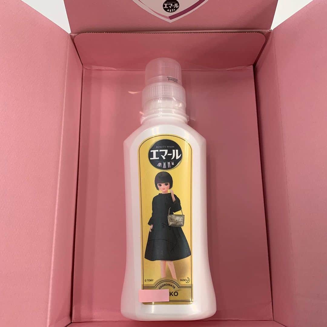 のインスタグラム：「タカラトミー「リカちゃん」と花王「エマール」の異色コラボが実現！　期間限定でオープン中（～2020年２月29日）の「リカちゃんコーディネートメーカー」（http://mydesign.kao.com/emal_licca/）で着せ替えたリカちゃんのコーディネート画像をスマホ端末にダウンロードでき、そのオリジナルコーディネートのリカちゃんがデザインされた自分だけのエマールボトルを購入することが可能（500セット数量限定、予定量に達した時点で販売終了）。ボトルには自分の名前をいれることもできるんですよ。他にも、自分でコーディネートしたリカちゃんと一緒に写真が撮れたり、リカちゃんに洋服のお手入れのポイントをアイテムごとに教えてもらうことのできる機能もあります。子どもの頃、リカちゃんの着せ替え遊びが大好きだった私、小学生の娘も同じように遊ぶのが大好きです。おしゃれを愛する気持ちはいつの時代も変わらず、ですね。 ＃アイテムがおしゃれ　＃大人もハマる ＃おしゃれ着洗いTIPSもすごく参考になります ＃リカちゃん＃タカラトミー　＃エマール　#花王 ＃オリジナルエマールボトルは数量限定なのでお早めに ＃エクラ　#リカちゃんコーディネートメーカー」