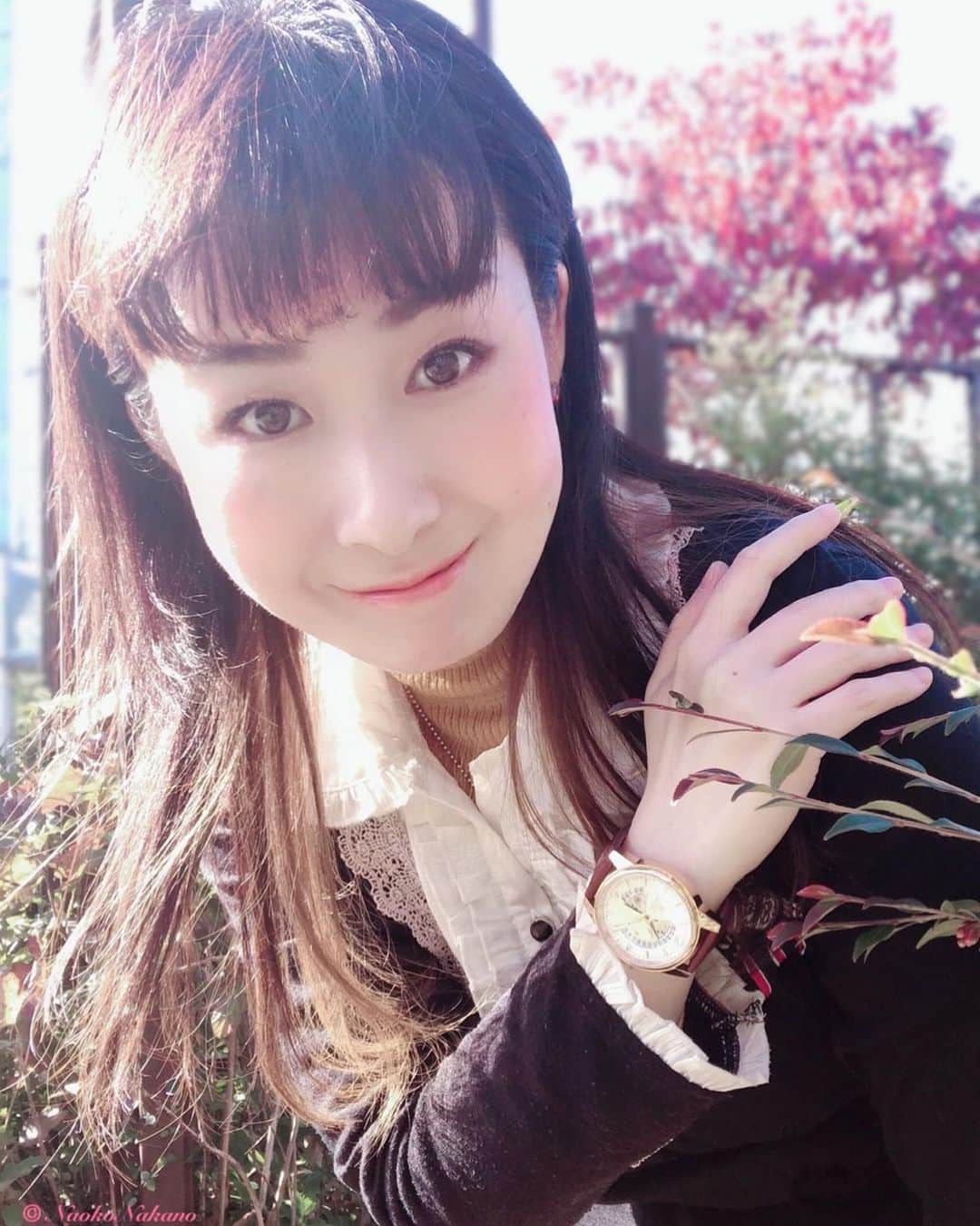 中野菜保子さんのインスタグラム写真 - (中野菜保子Instagram)「. 「時代に囚われない普遍性⌚️」 @loborjapan . 写真は🍎🍎🍎🍎🍎枚です 1:キメッ 3:ヒカリアソビ 5:ひょっこり . . ご機嫌いかがですか？（≧∇≦）？ . 今回はカッチョよい顔でキメてみました(笑) . 今月末本番のお芝居の演出をしていて(脚本も担当)、 お稽古も佳境、時間がシビアです🎭🎪🎼 1日中お稽古できたらいいのに←芝居バカ . . 今日の時計はお馴染みLOBOR(ロバー・@loborjapan)さんの Vogueコレクションです✨😊✨ . . 10月下旬から発売されたばっかりの新作で、 ART！！！っていう感じがしたので、 今はこれを着けてお稽古しております🎭⌚️🎭 . 1920年〜1930年代に普及した、 アールデコ建築からインスピレーションを得たシリーズで まさにアバンギャルド🎪🎪🎪 . . ワタシとお揃いにしたい方は 「Vogue Delaunay Brown」です(〃ω〃) 【10%OFFクーポン:naoko1031】 . . 時代に囚われない普遍性って お芝居をつくっていても意識するところで . いま作っているお芝居も、 同じテーマで毎年書き直して上演しているけれど 本質はずっと変わりません🌟😌🌟 . . 時計を見ては、思い出す。 . 今のワタシ達にしか創れないものを 限られた時間でつくります🍓🍓🍓 . そろそろ年末に向けて慌ただしくなりますね！ わー❗️ってなったら、空を見て😊✨✨ ＊ ＊ ＊ #lobor #ロバー #腕時計 #時計 #手元倶楽部 #アールデコ #普遍的 #時間を大切に #イケメン 風中野菜保子w #脚本家 #演出家 #緻密かつ大胆 #大人の美 #癒しの存在 #アーティスト #中野菜保子 #cm出演中 #正直屋 #俳優 #actor #model #ヘップバーン  #moviestar #時計収集家 #使う派 #ナオ部 #オリジナリティ#美白美人 #笑顔が天使 #ソラを見よう @loborjapan @syanhaijitensya」11月20日 17時48分 - naokonakano8319