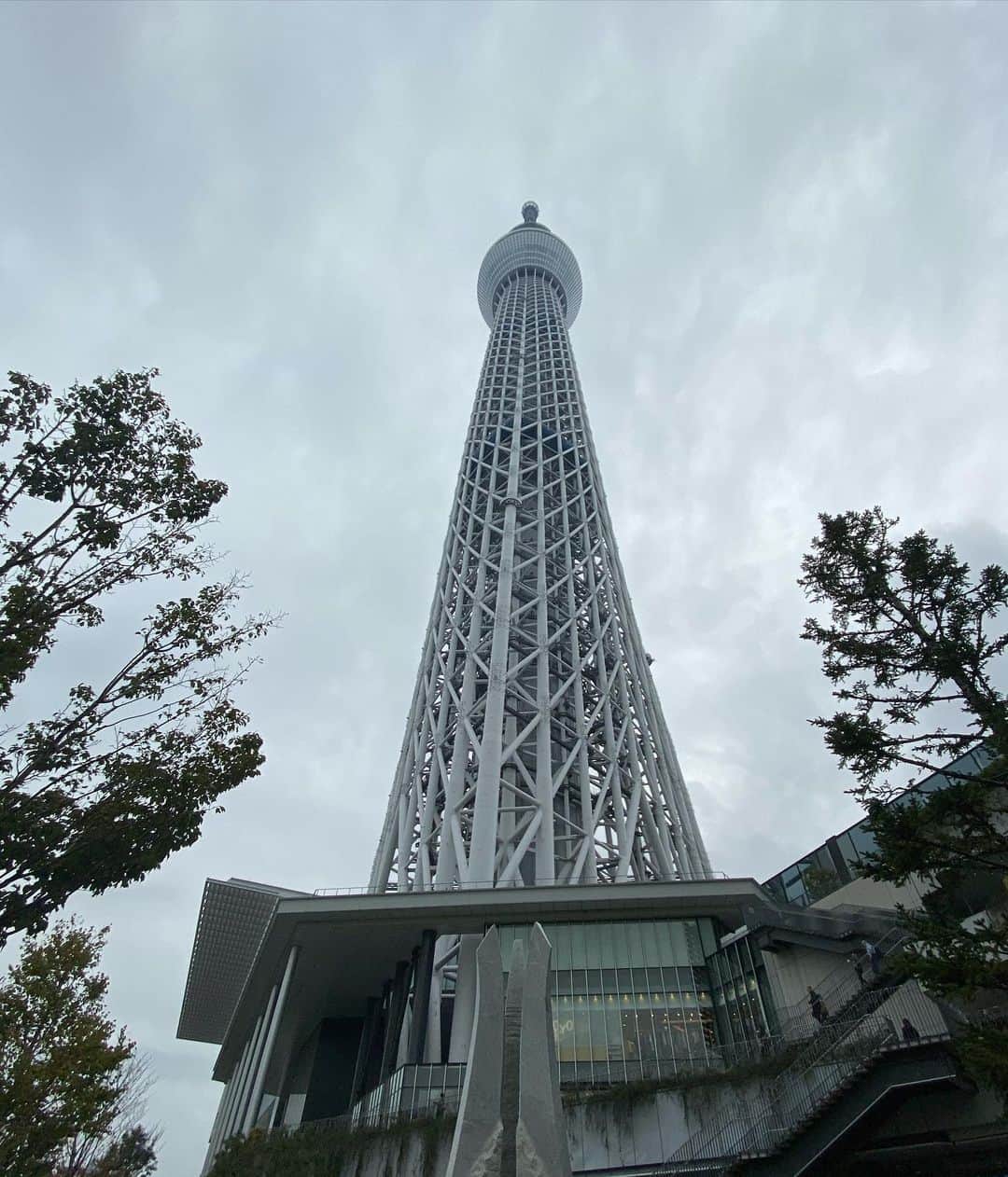 笠原美香さんのインスタグラム写真 - (笠原美香Instagram)「#tokyoskytree  強風でだいたい登り損ねるこちらのタワーに初めて登ったよ(笑 超広角でスカイツリーを下から撮りたかったんだけどさ。 普通のレンズで上まで収まっちゃった。。。なんかがっかり笑 #東京スカイツリー」11月20日 17時51分 - mika.k419