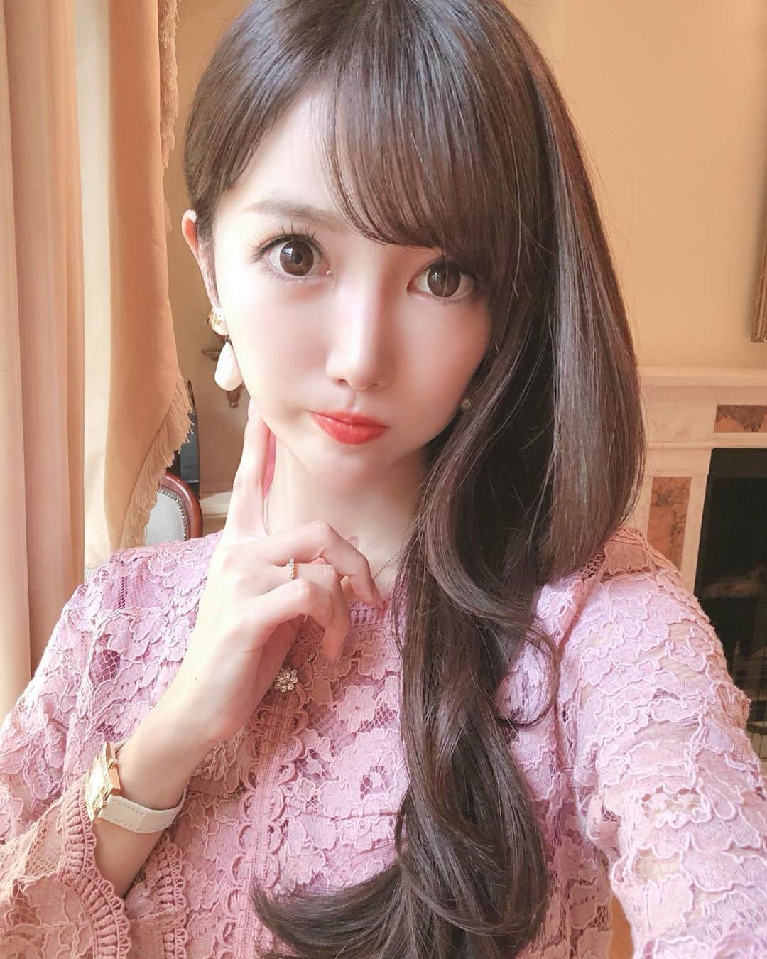 関有美子のインスタグラム：「🎀🎀🎀🎀🎀 . . 美容の話💓 . 2カ月前に わたしの知ってる美女の中でも セクシー日本一すぎる　@lizbabyx  にオススメしてもらって リフトアップのソニックフィット 受けてきました🥰 . . @rillee_on で受けてきました💕 全然痛くなくて 辛くもなくて 眠れるくらい😊 それなのに その後位から 会う人に痩せた？って聞かれました😂 . . 無痛なのにここまで効果があるのは 初めて。 びっくりしました🤷‍♀️🙌笑 . @rilleeon.ginza もオープンして 銀座なら通いやすいので また行きたいと思います🥰 どんどんいいものが出てくる！ 最新美容大好き🥰笑 . . . #美容#リフトアップ#ソニックフィット#リリーオン#エイジングケア#美肌#小顔ケア#銀座」